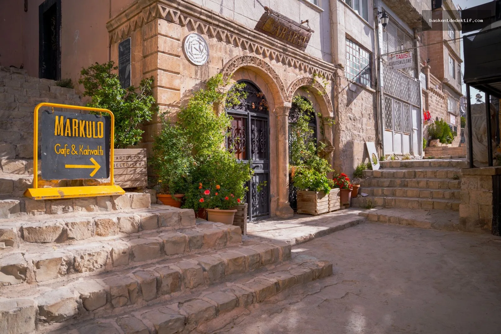 Mardin’de Sırlarınızı Keşfetmek İçin En Güçlü Özel Dedektif Hizmetleri: Şehrin Gizemlerini Güvenli Araştırmalarla Aydınlatın 3 Mardin Özel Dedektif Mardin’deki gizemli tarihi caddede özel dedektif çözümlemek