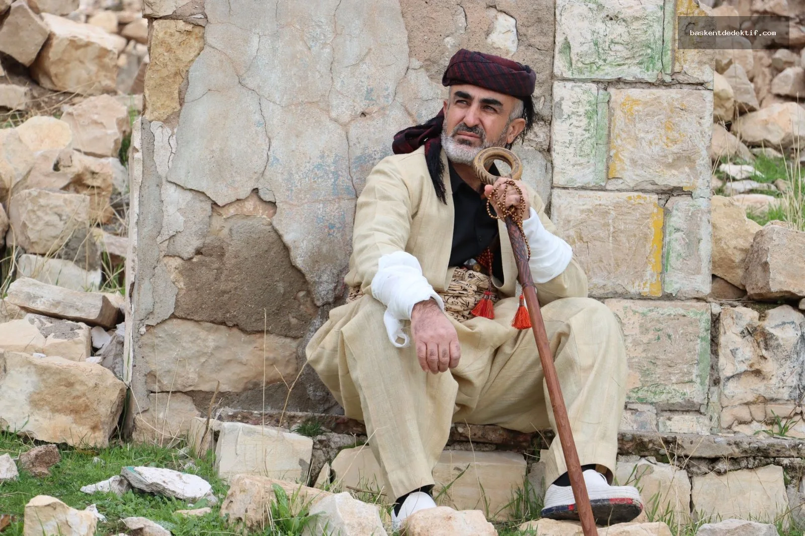Mardin’de Sırlarınızı Keşfedin: Mardin Dedektif Hizmetleriyle Şehrin Gizemlerini Açığa Çıkarın 3 Mardin’deki tarihi pazarın gizemli ortamında geleneksel kıyafetli özel dedektif çözümlerken