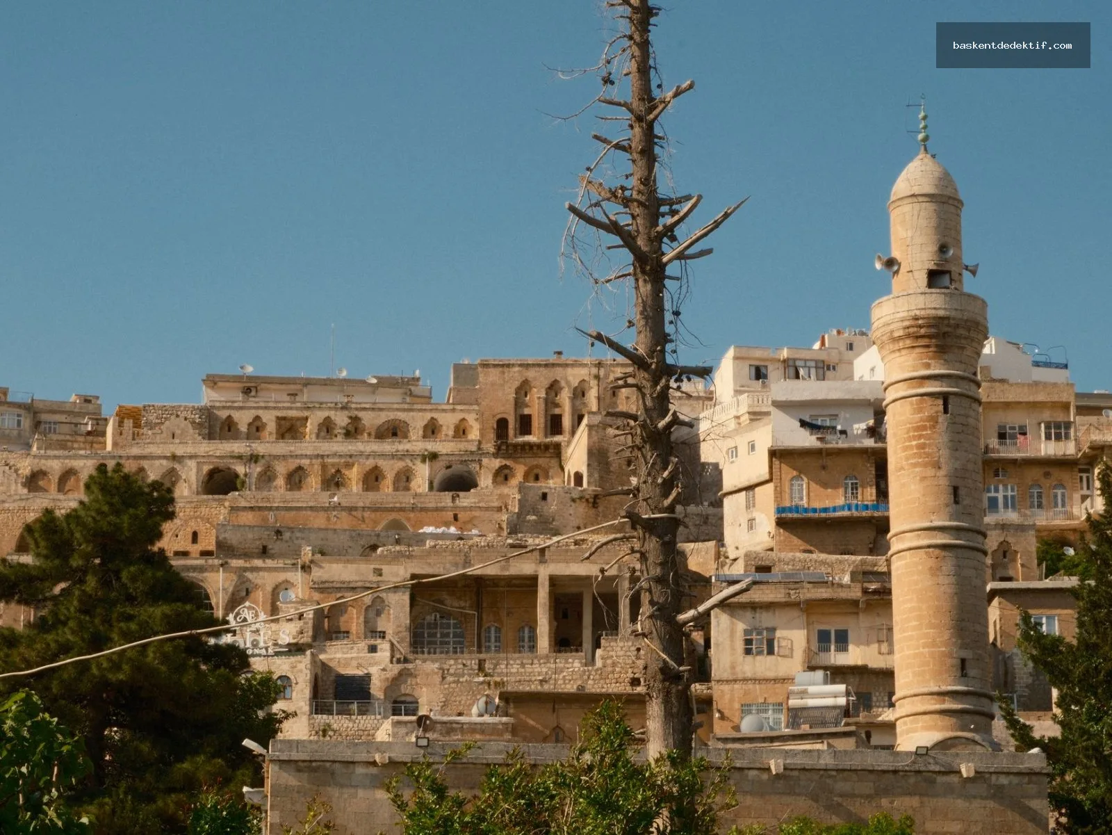 Mardin’deki tarihi pazarın gizemli detektifin esmer yüzü ve eski cami duvarları