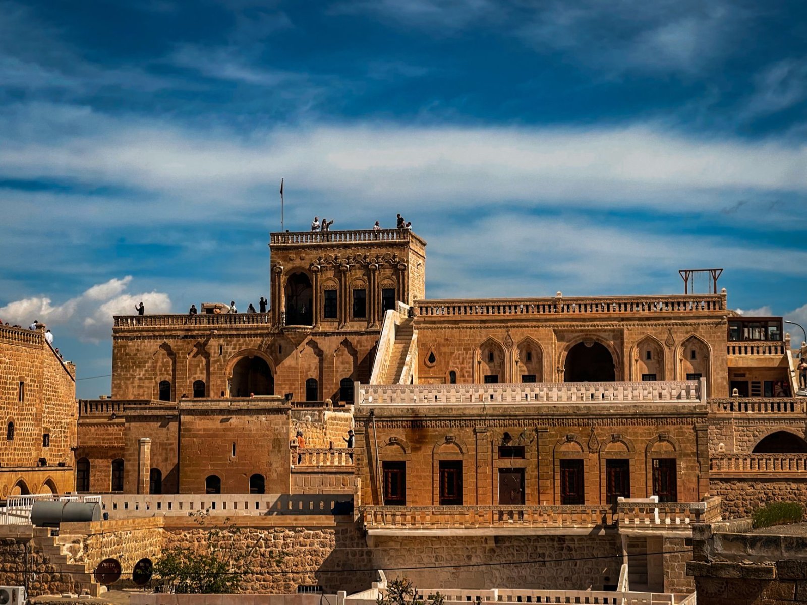 Mardin merkez dedektif tarihi mimarinin önünde gizli bir olayın izlerini arar