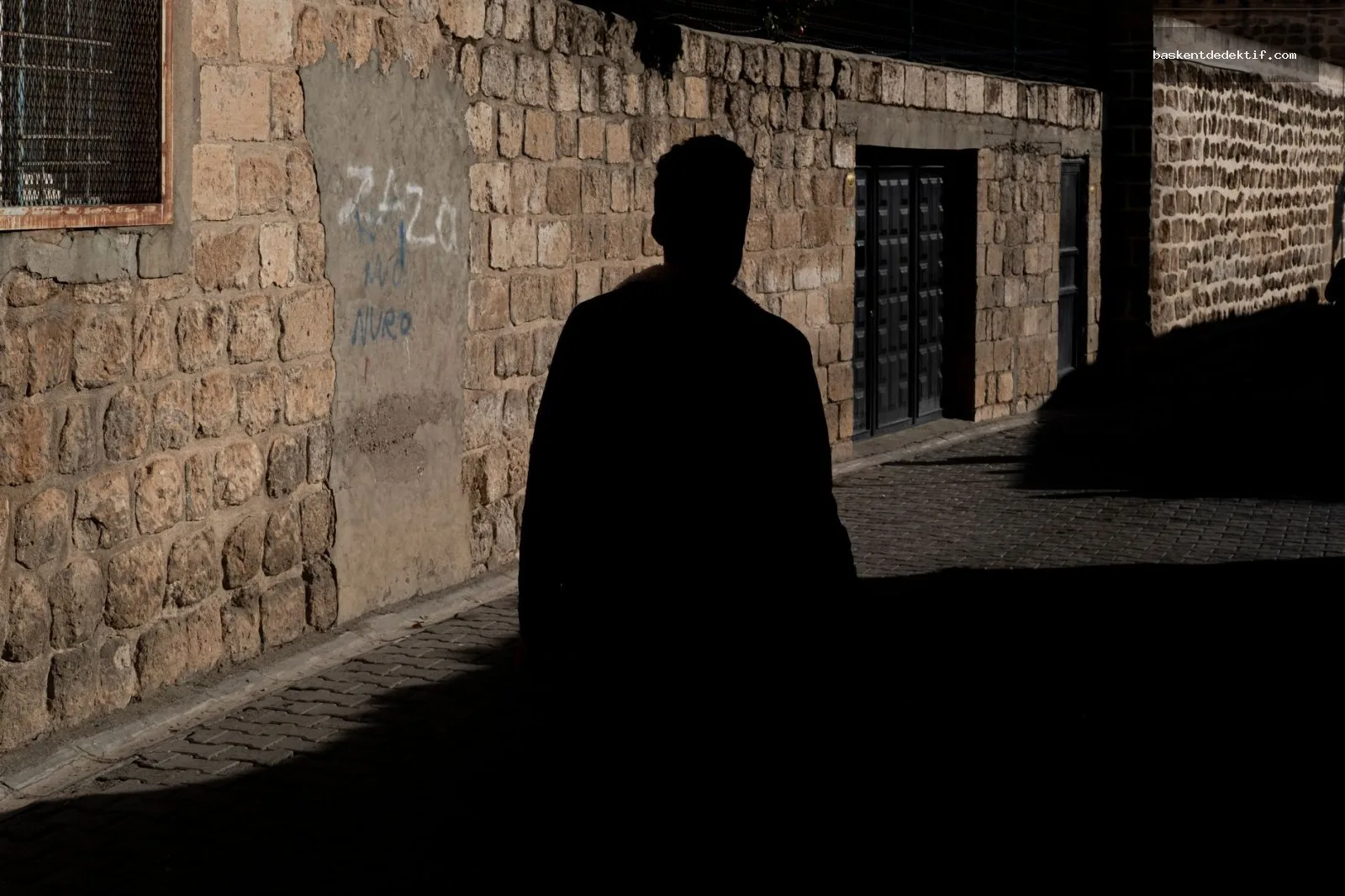 Mardin Merkez Dedektif: Şehrin Gizemli Gerçeklerini Profesyonel Bir Şekilde Keşfedin! 2 Mardin Dedektif'in tarihi sokaklarda gizli gerçeği keşfeden detektif figürü