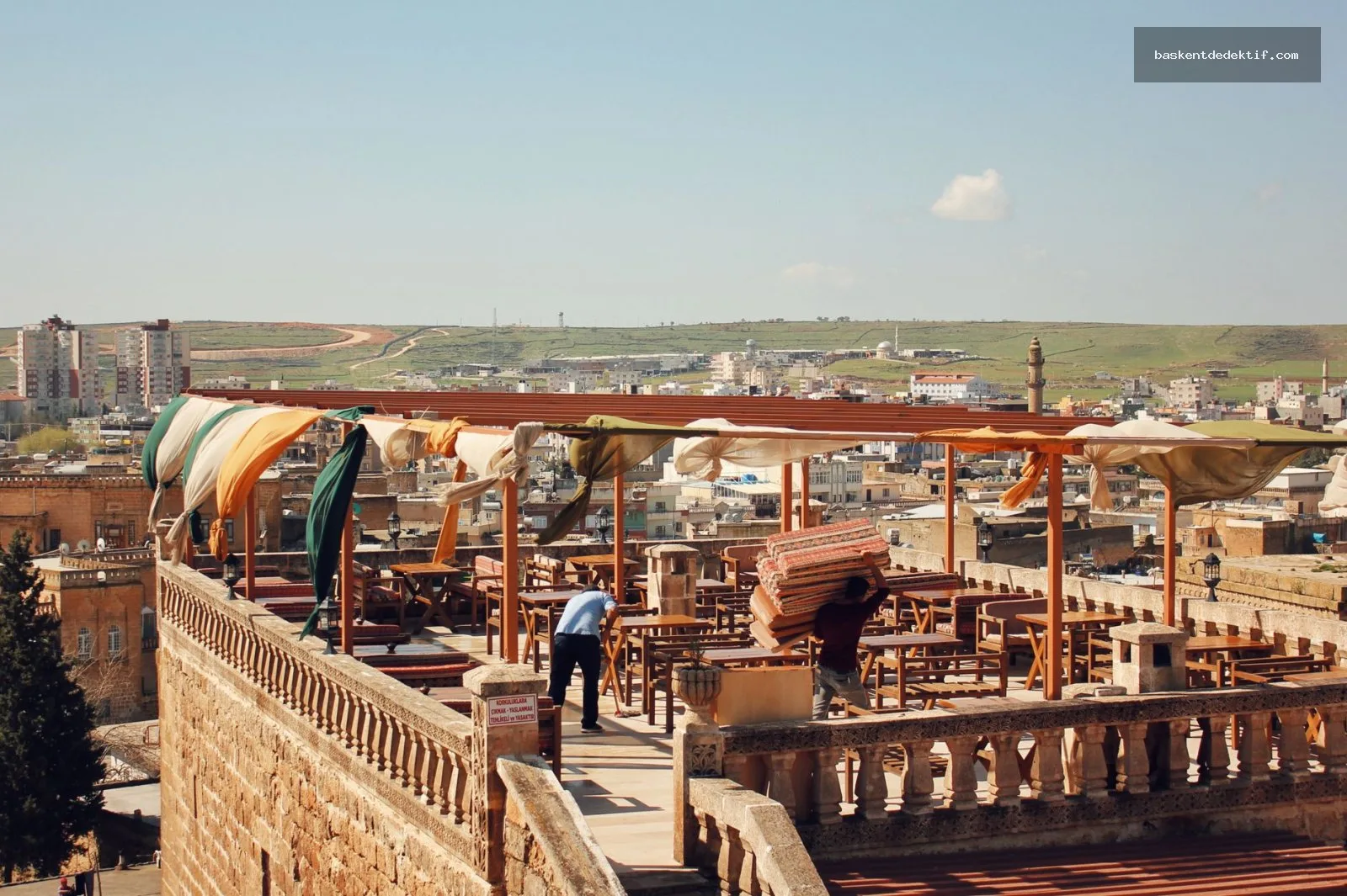 Mardin Merkez Dedektif: Şehrin Gizemli Gerçeklerini Profesyonel Bir Şekilde Keşfedin! 3 Dedektif Mardin Mardin’deki tarihi sokaklarda dedektif masalını yaşayan geleneksel kıyafetli adam