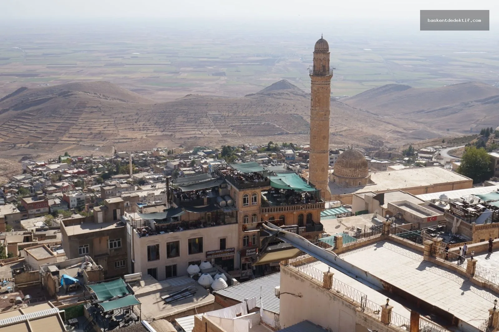 Dedektif Mardin Mardin merkezdedeki tarihi caminin minareli manzarası ve çevresindeki doğal güzellikler
