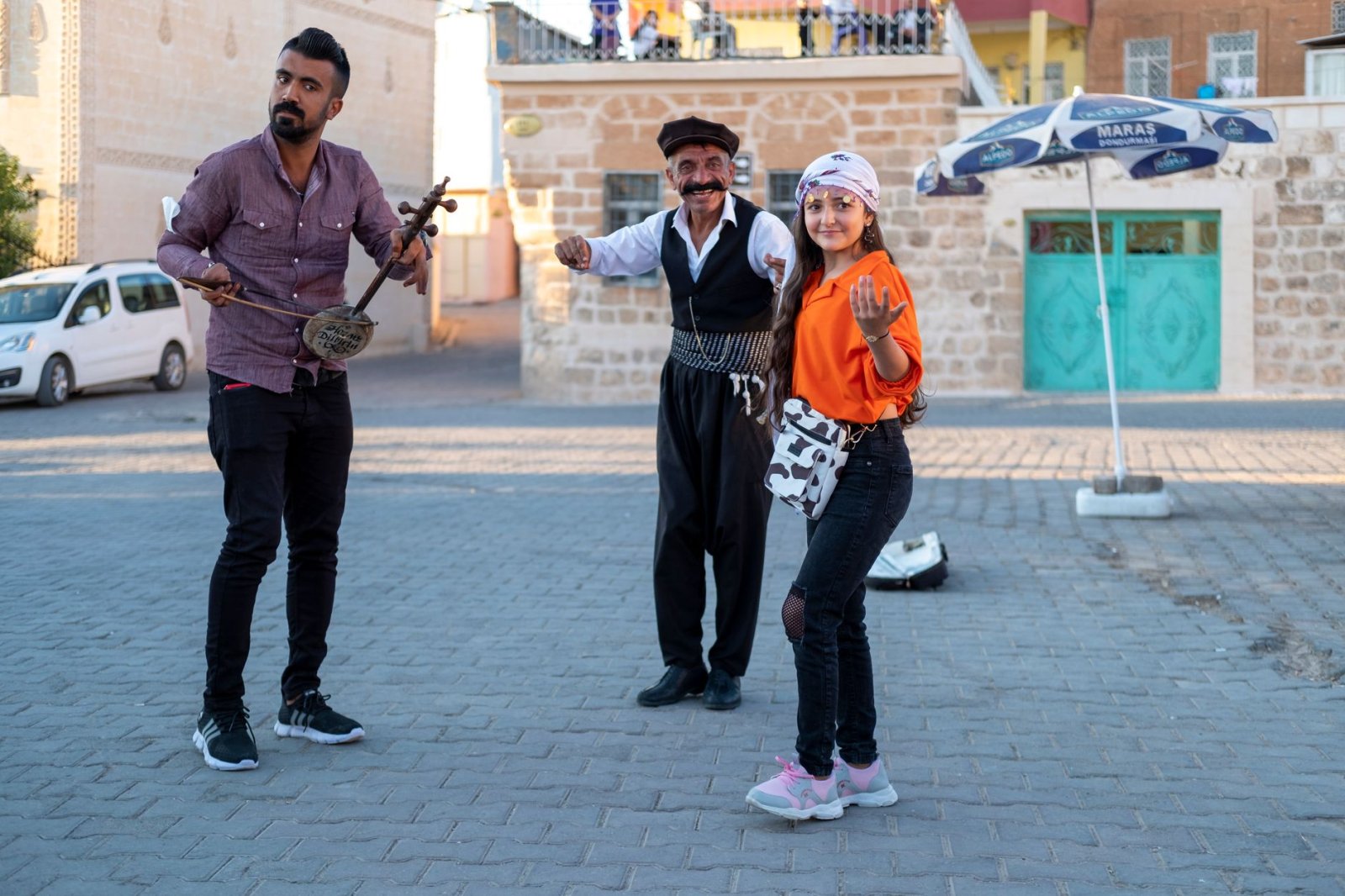 Mardin Merkez Dedektif geleneksel kıyafetle suç mahallini inceliyor