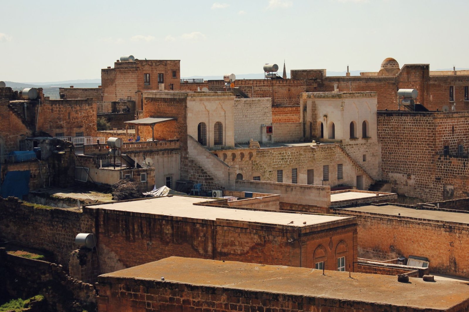 Mardin Merkez Dedektif: Şehrin Gizli Gerçeklerini Güvenli Araştırmalarla Keşfedin! 2 Mardin Dedektif Mardin'ın tarihi taş çatılı sokaklarında gizli olaylar araştıran dedektif