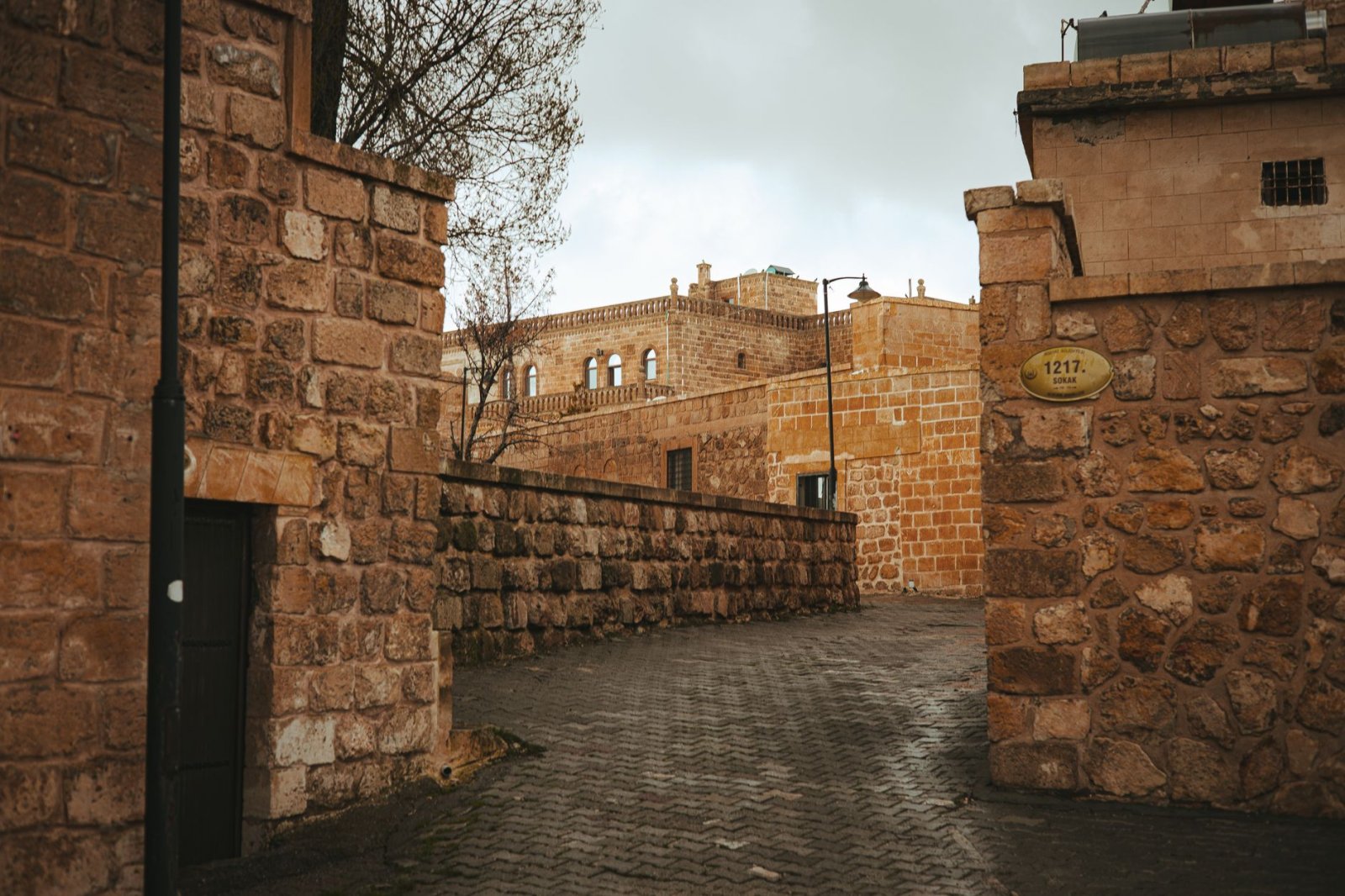 Mardin’deki eski taş caddede gizemli bir dedektif ve şehrin sırlarını aydınlatıyor