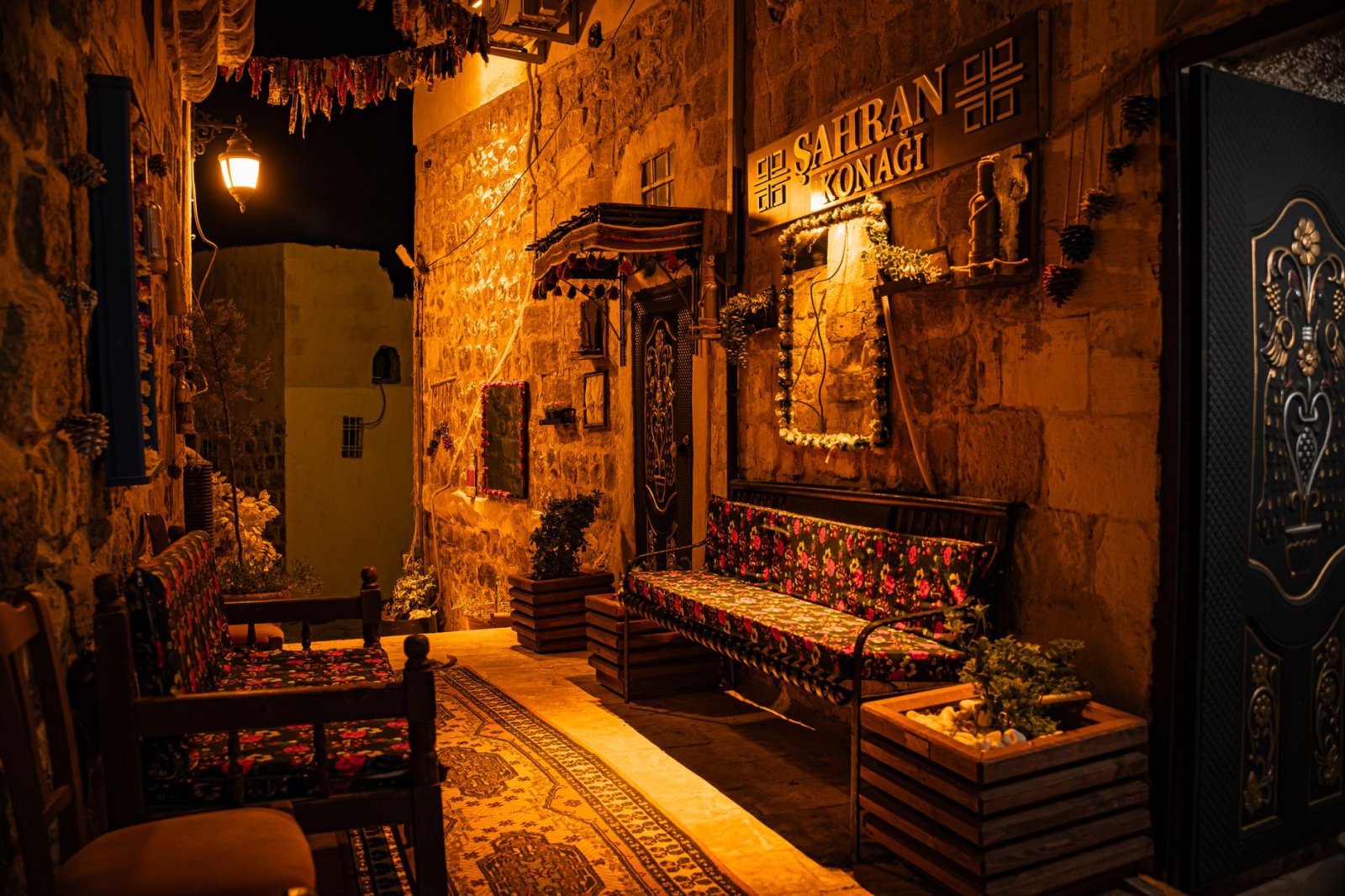 Mardin’deki gece ışıklandırılmış taş caddesi ve geleneksel mimarinin gizemli atmosferi