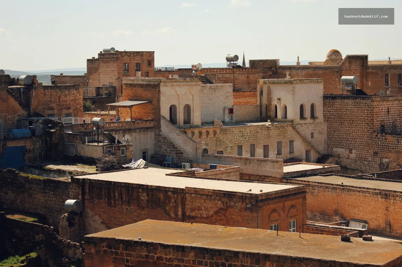Mardin’de Sırlarınızı Aydınlatan Özel Dedektif: Şehir Gizemlerini Profesyonel Bir Şekilde Keşfedin! 2 Mardin merkez dedektif tarihi taş çatılı camii ve sokaklarında gizemli bir araştırma
