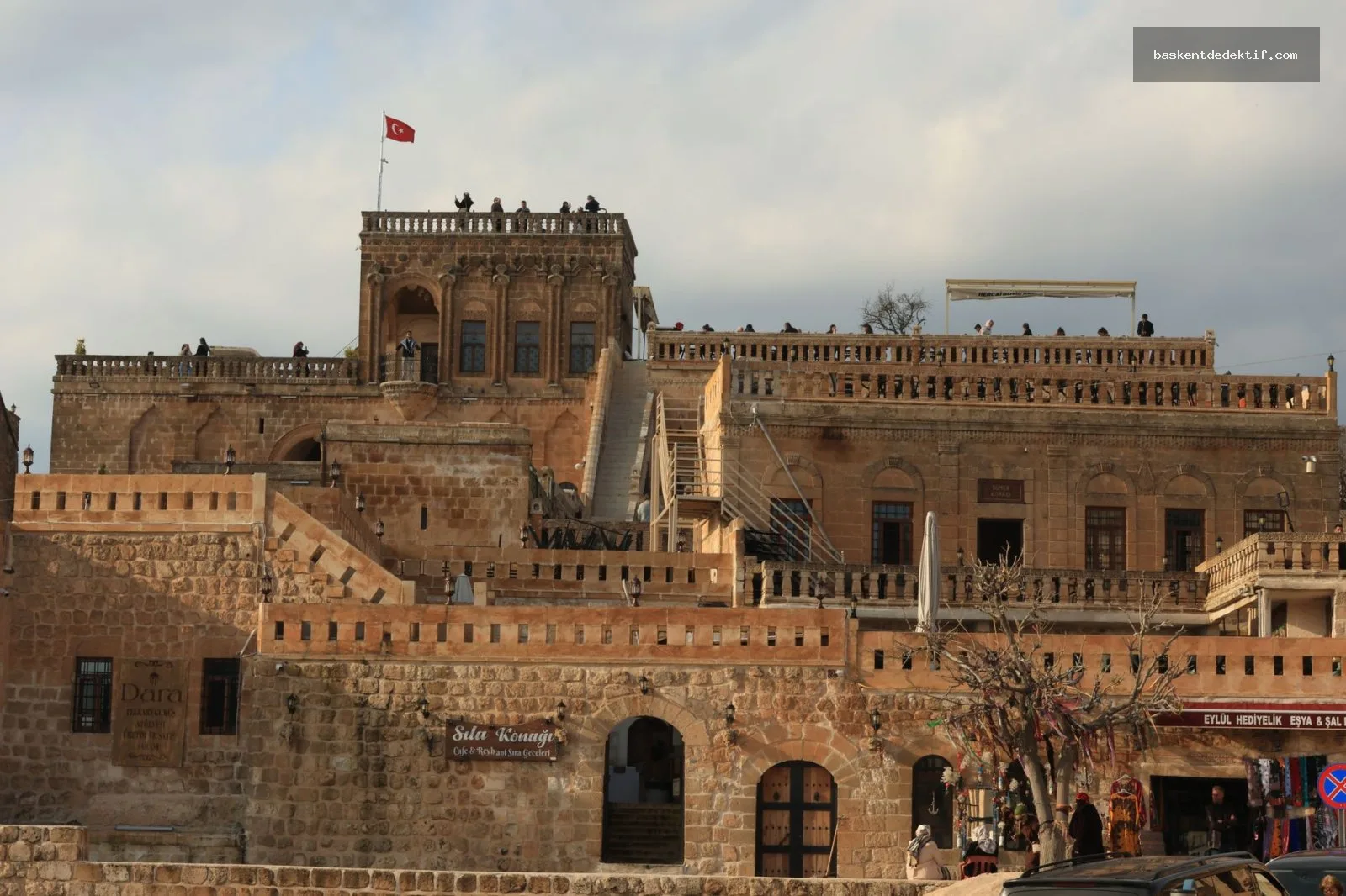 Mardin’de Sessiz Sırlarınızı Keşfedin: Mardin Özel Dedektif Hizmetleriyle Şehrin Gizemlerini Profesyonel Bir Şekilde Aydınlatın! 2 Mardin’deki eski taş binaların sakin atmosferi ve Mardin Merkez Dedektif’in gizemli araştırması