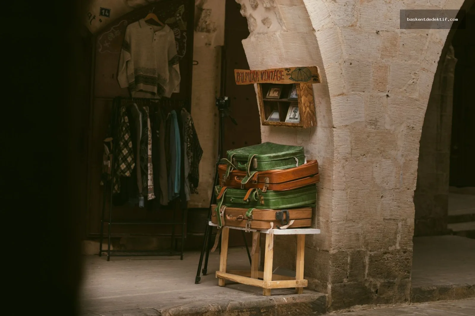 Mardin’de Sırlarınızı Aydınlatan Özel Dedektif: Şehir Gizemlerini Profesyonel Bir Şekilde Keşfedin! 3 Mardin Dedektif vintage çarşıda yeşil valizler ve kıyafetler