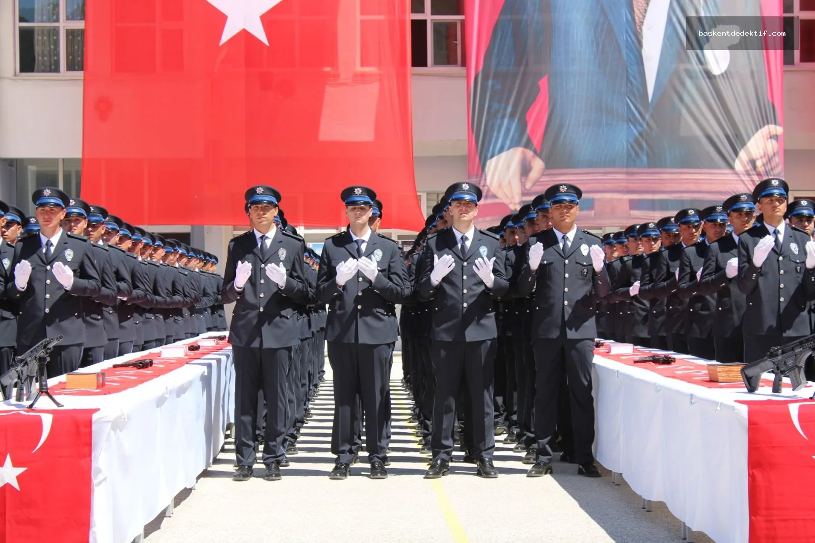 Kayseri Melikgazi dedektif üniforması giyen polisler mezuniyet töreninde Yozgat’ta Türk bayrağıyla