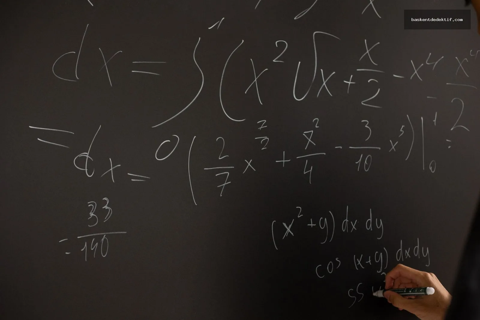 Meram Dedektif: Şehri ve Yaşantınızı Güvenli Araştırmalarla Keşfedin! 3 Matematiksel çözümler çizilen okulda el yazısı ile çözülen meram dedektif matematik sorusu