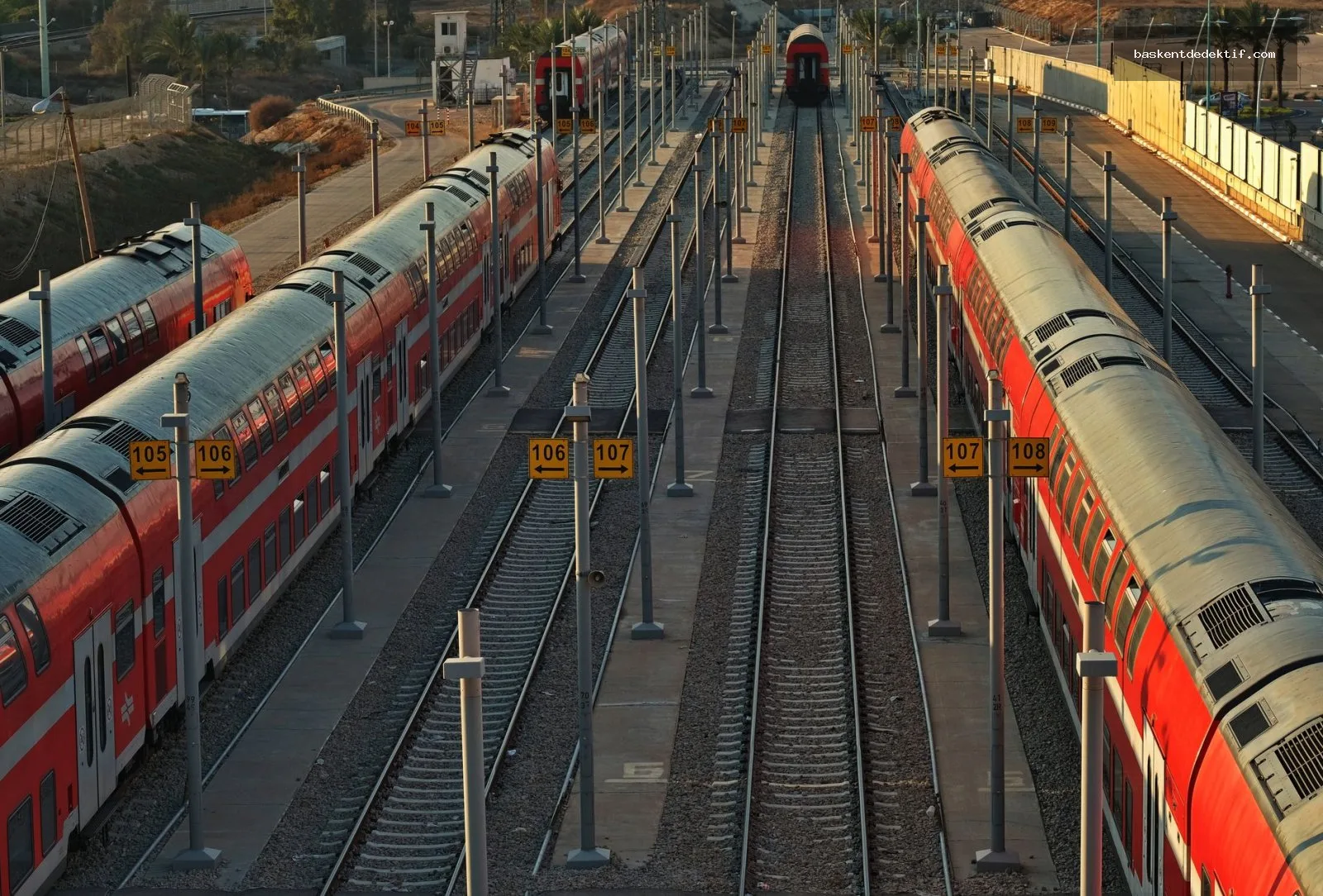 Mersin eş takibi için modern trenlerin Mersin tren istasyonunda duran ve yolcu