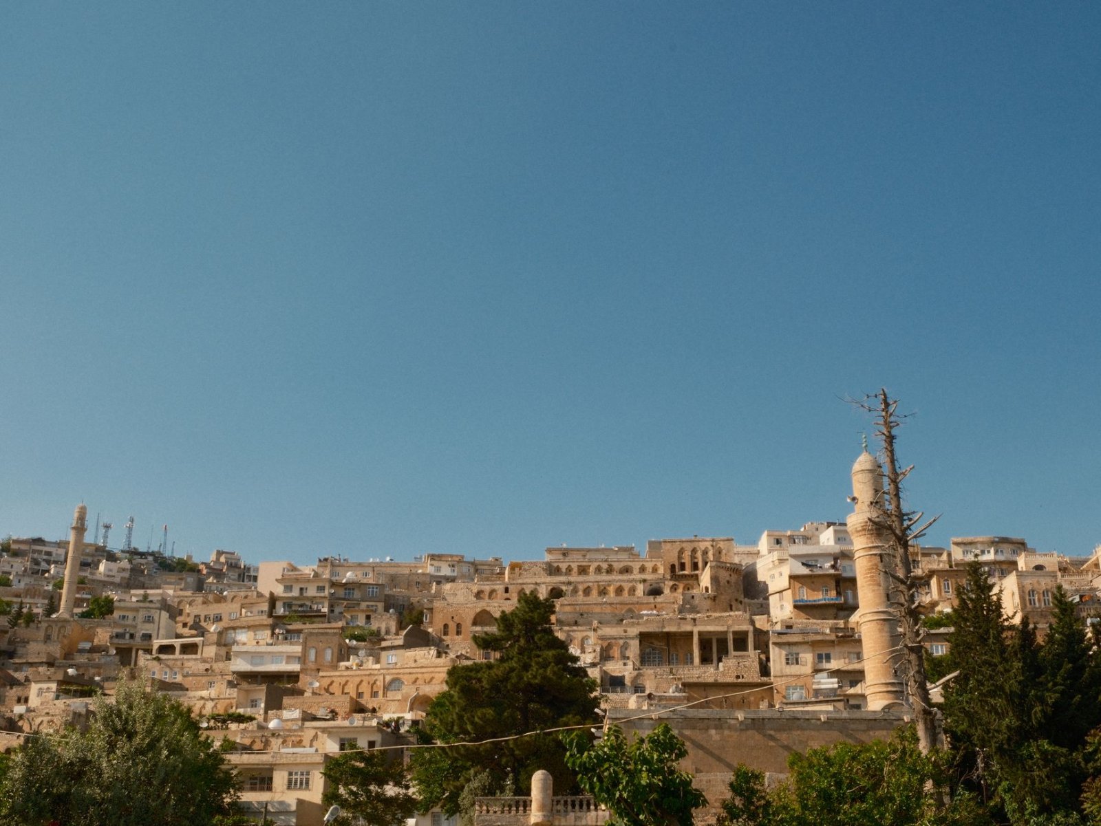 Midyat’ta Sırlarınızı Güvenli Bir Şekilde Açığa Çıkaran Dedektif Hizmetleri: Şehrin Gizli Gerçeklerini Keşfedin! 2 Mardin'ın tarihi taş binaları ve Midyat'ta gizli gerçeği keşfeden dedektif