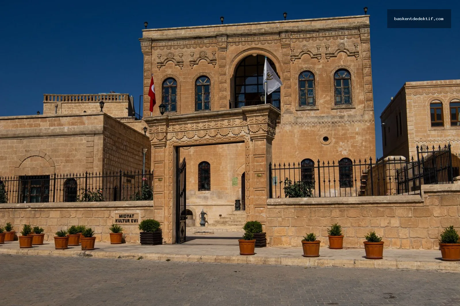 Midyat Dedektif: Mardin’de Güvenli ve Etik Şüpheleri Çözmek İçin Profesyonel Yardım 2 Mardin’deki Midyat’ın tarihi köprüsü ve detektifin geleneksel Türk kıyafetiyle soruşturma sahnesi
