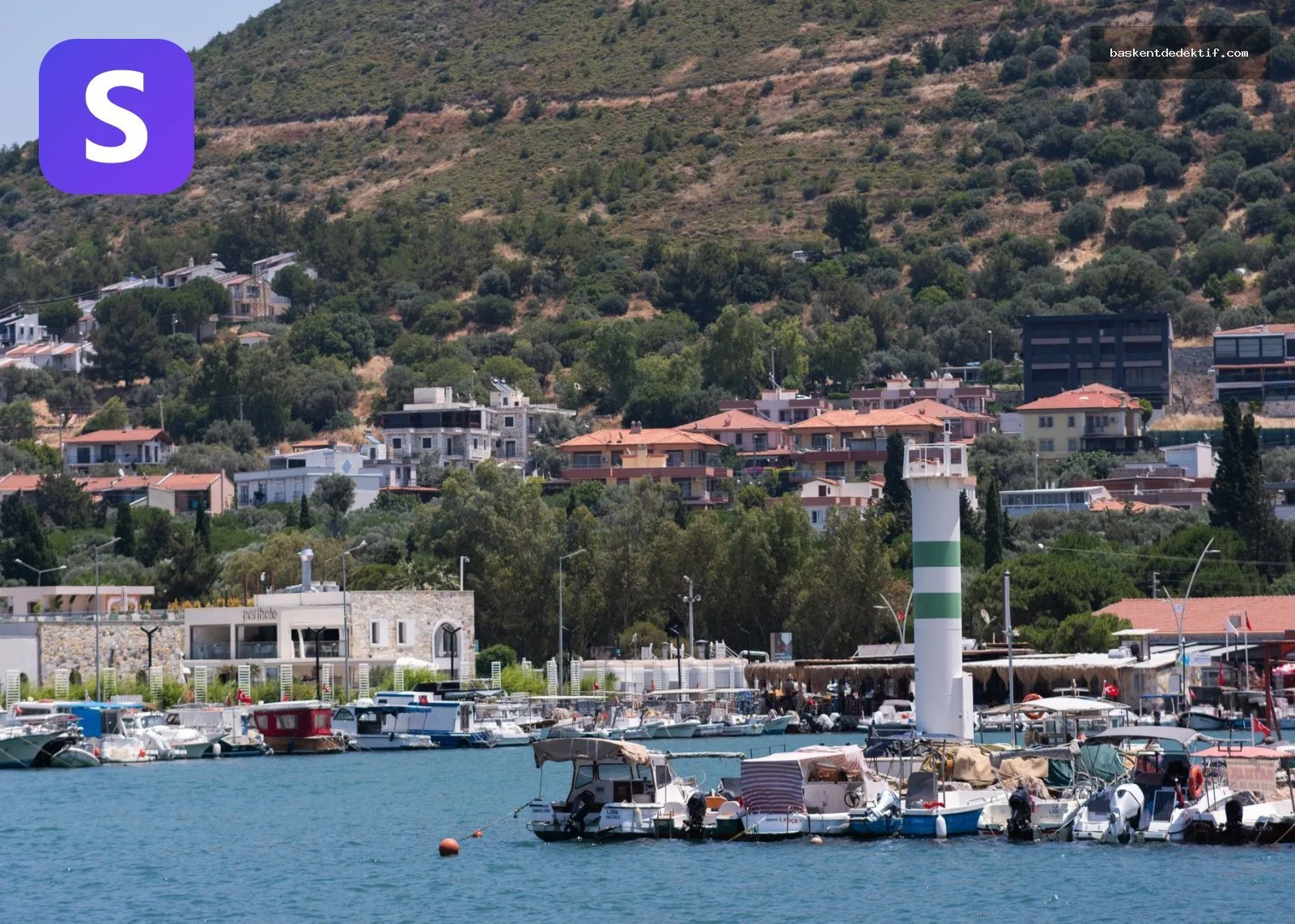 Muğla Akyaka Dedektif: Yerel Ürün Tedarik İddialarını İnceleme 3 Akyaka Dedektif, yaz gökyüzünde renkli tekneler ve fener