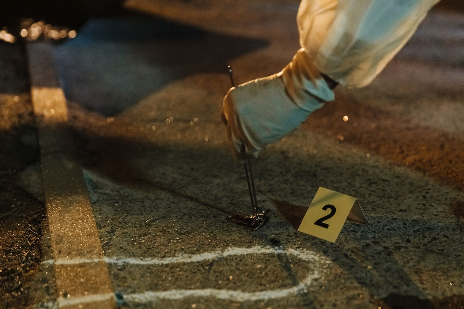 Muğla Akyaka'da Profesyonel Dedektif Hizmetleri: Şehrin Sırlarını Güvenli Araştırın 2 Forensic dedektif Akyaka gecede kanıt toplanırken eldivenli eliyle işlem yapar