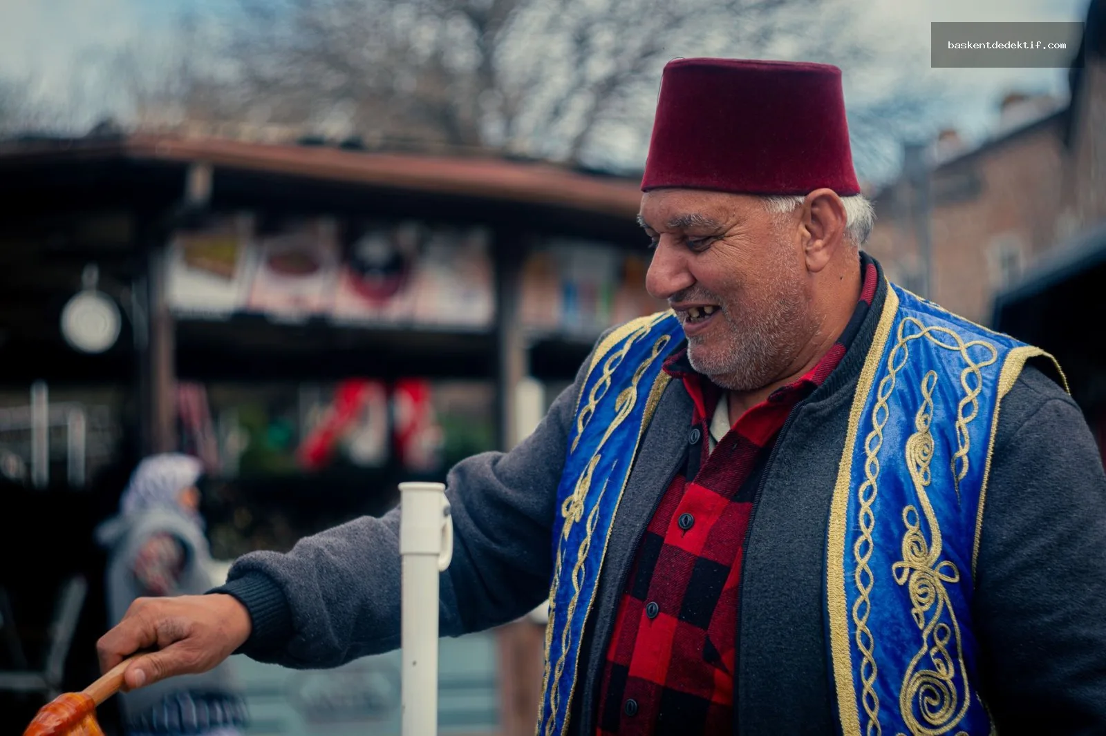 Muş’un Sessiz Sırlarını Keşfedin: Muş Özel Dedektif Hizmetleriyle Güvenli Araştırmalar 3 Dedektif Muş Traditional detective in Muş examining crime scene with local attire