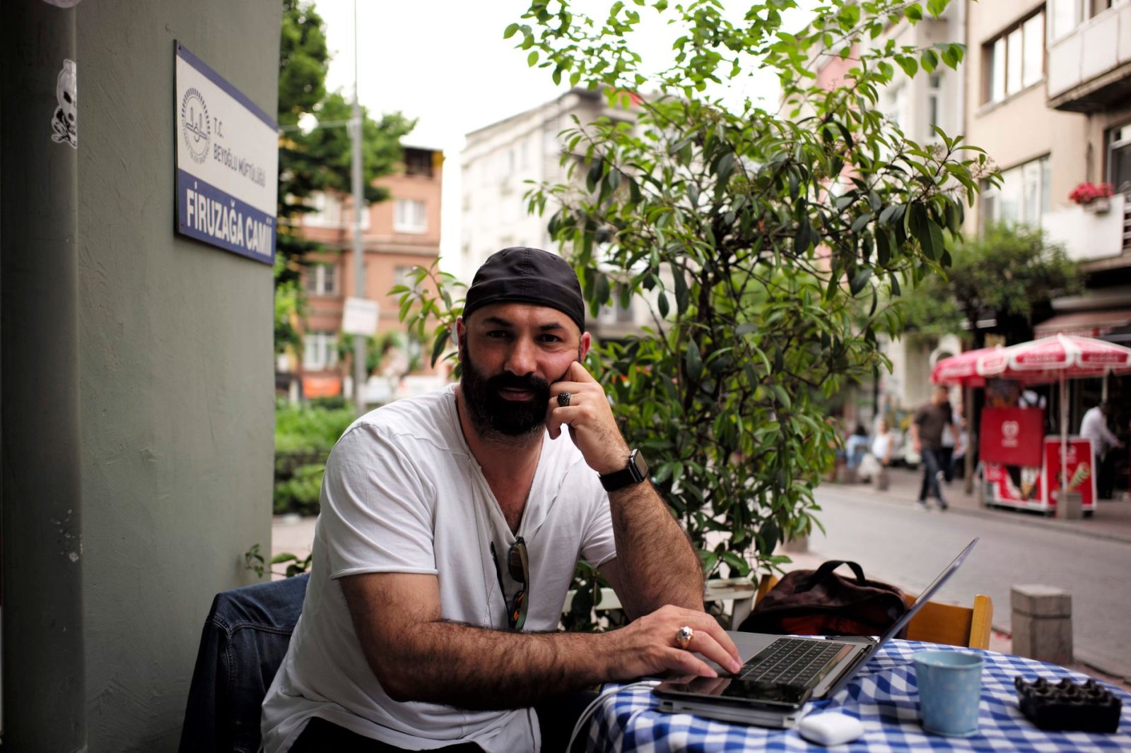 Avanos Dedektif ile Kapadokya'da Profesyonel Araştırma Hizmetleri 2 Avanos Dedektif kafe'de dosya analizi yapıyor