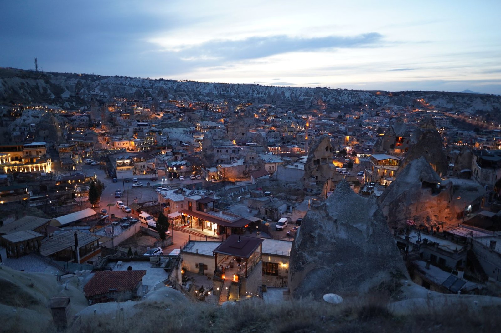 Göreme’deki gece gökyüzü ve Kapadokya’nın gizli mağara evleri ışıklarıyla gizemli atmosfer