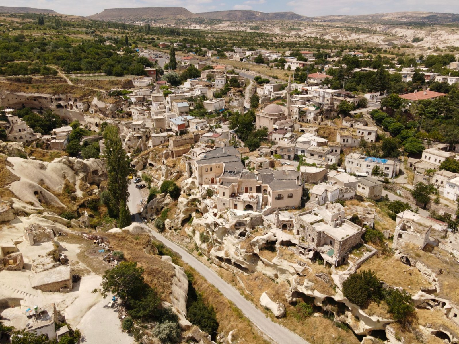 Nevşehir Dedektif Hizmetleri: Güvenilir ve Profesyonel Çözüm Rehberi 2 Dedektif Nevşehir Cappadocia’nın mağara evleriyle harika bir köy görünümü