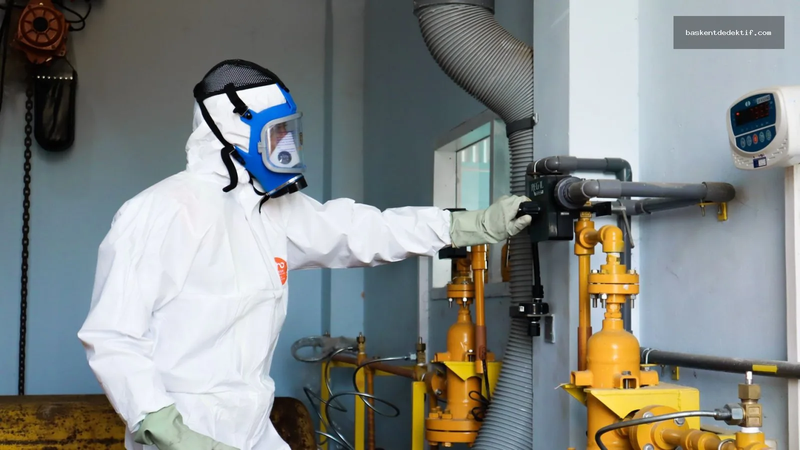 Niğde dedektifin güvenlik kontrolü sırasında makineyi inceler