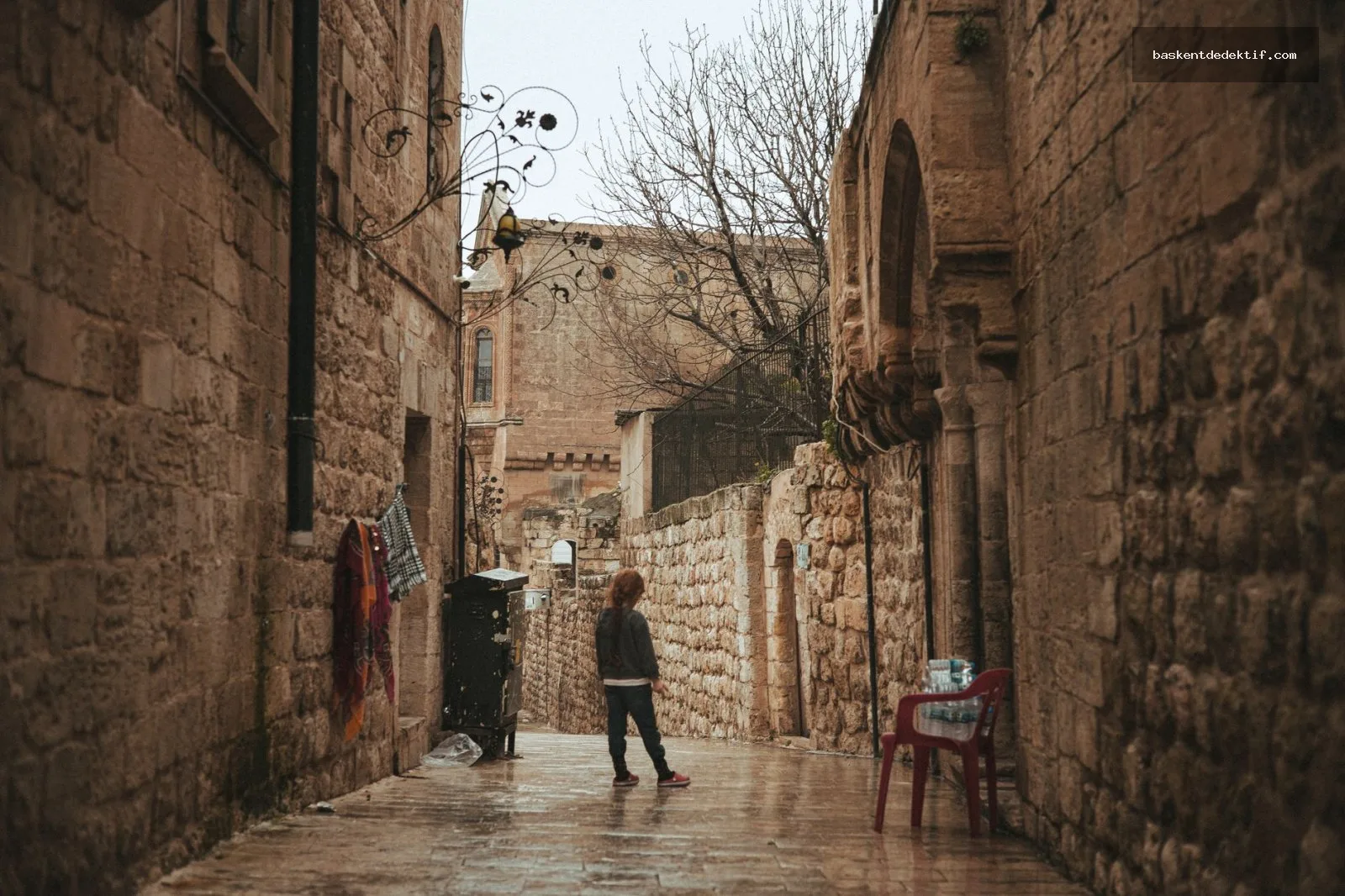 Nusaybin’de Sırlarınızı Aydınlatan Dedektif: Mardin’deki Profesyonel Araştırma Hizmetleri 3 Mardin Nusaybin dedektif çözümlemiş bir eski taş caddede yürüyen çocukla tarihi mimarinin
