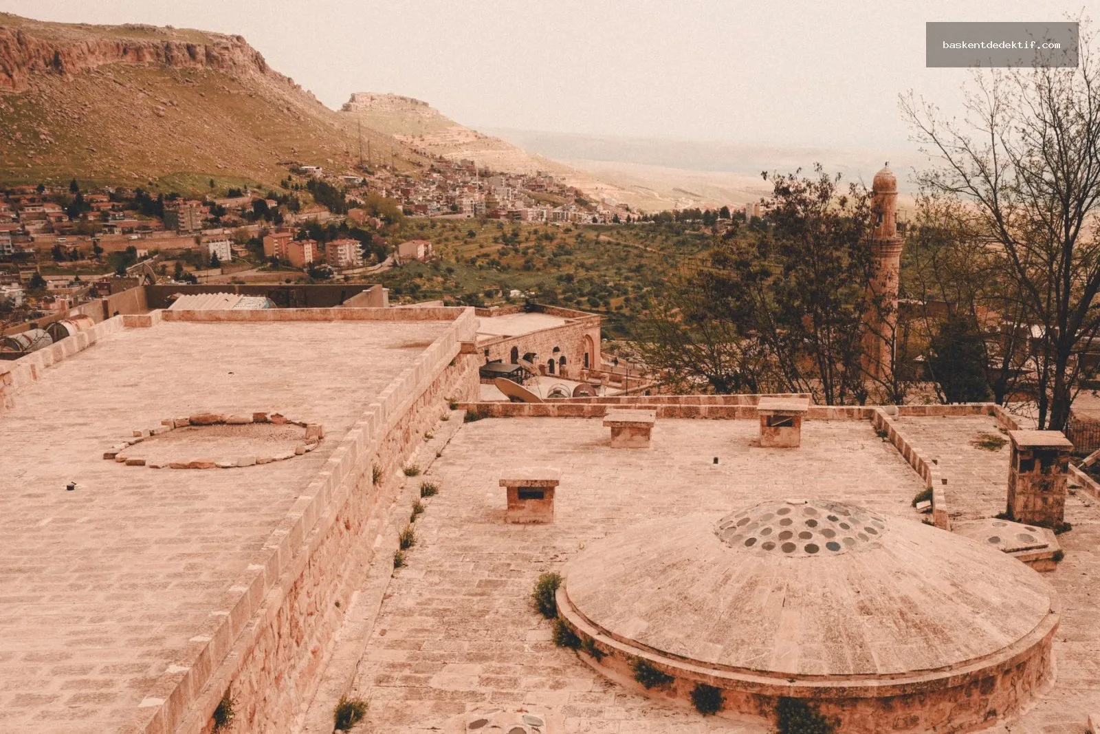 Mardin Nusaybin Dedektif Mardin Nusaybin’in tarihi kireçtaşı çatılı evler ve manzarası