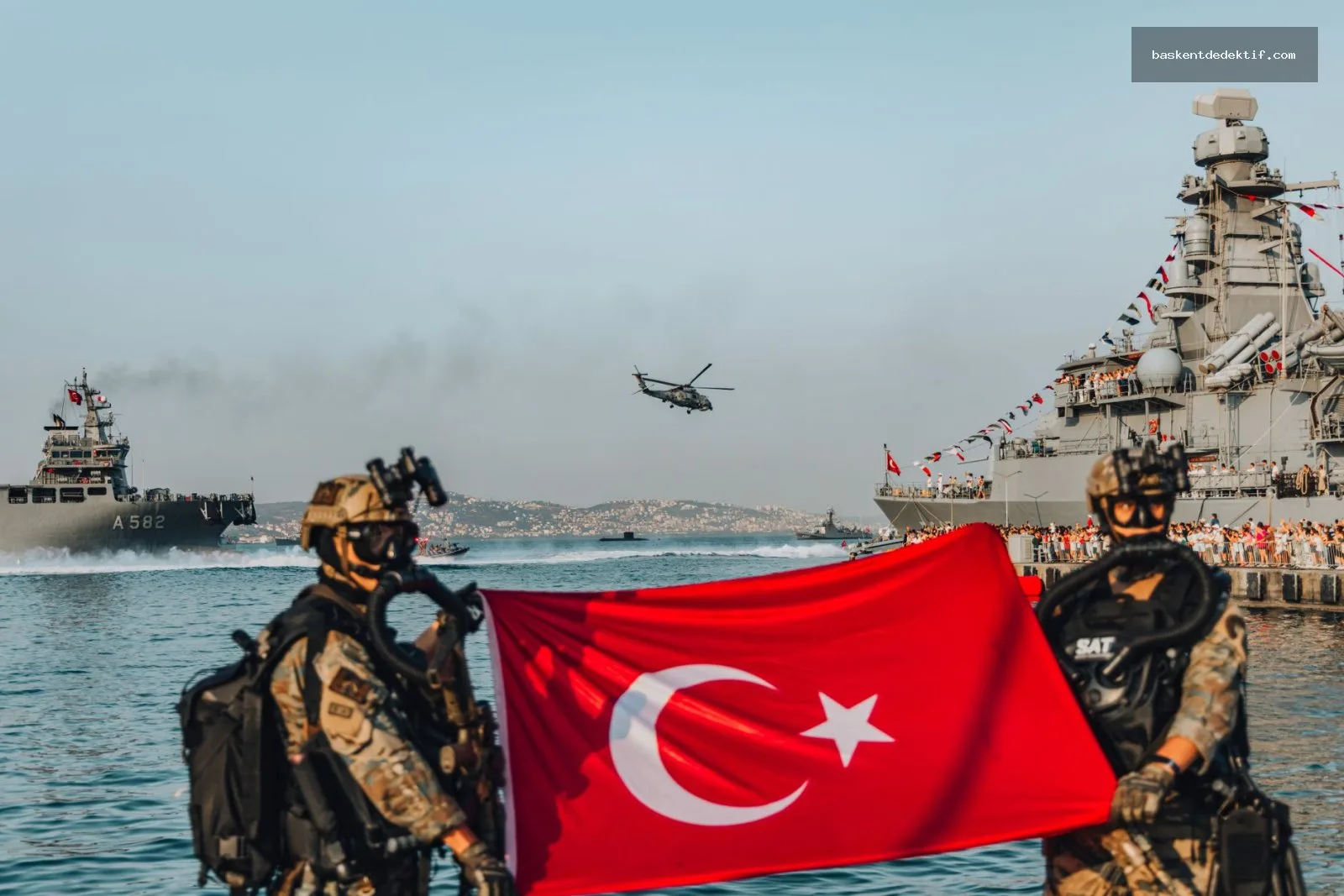 Ordu Prof Dedektif: Şehrinizde Güvenilir ve Etkili Çözüm 2 Askerler Türk bayrağıyla birlikte deniz gemileri ve helikopter arka planında