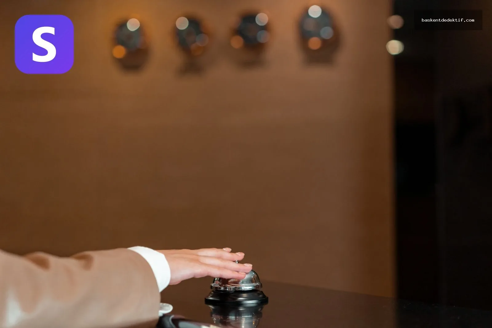 Otel Kaydı için resepsiyonda çan basan el