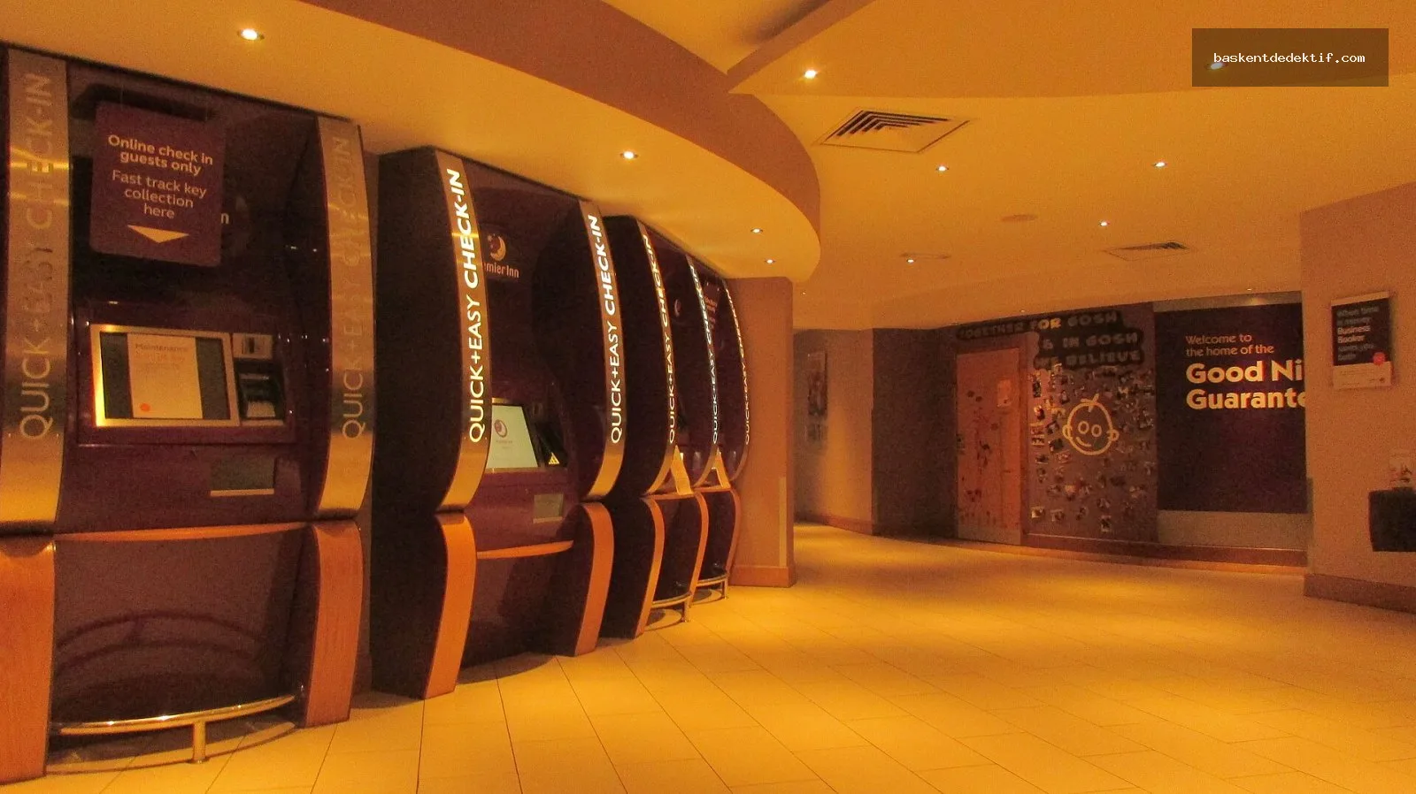 Kimlik belgesi ve otel kayıtları doldurulan resepsiyon bankosu