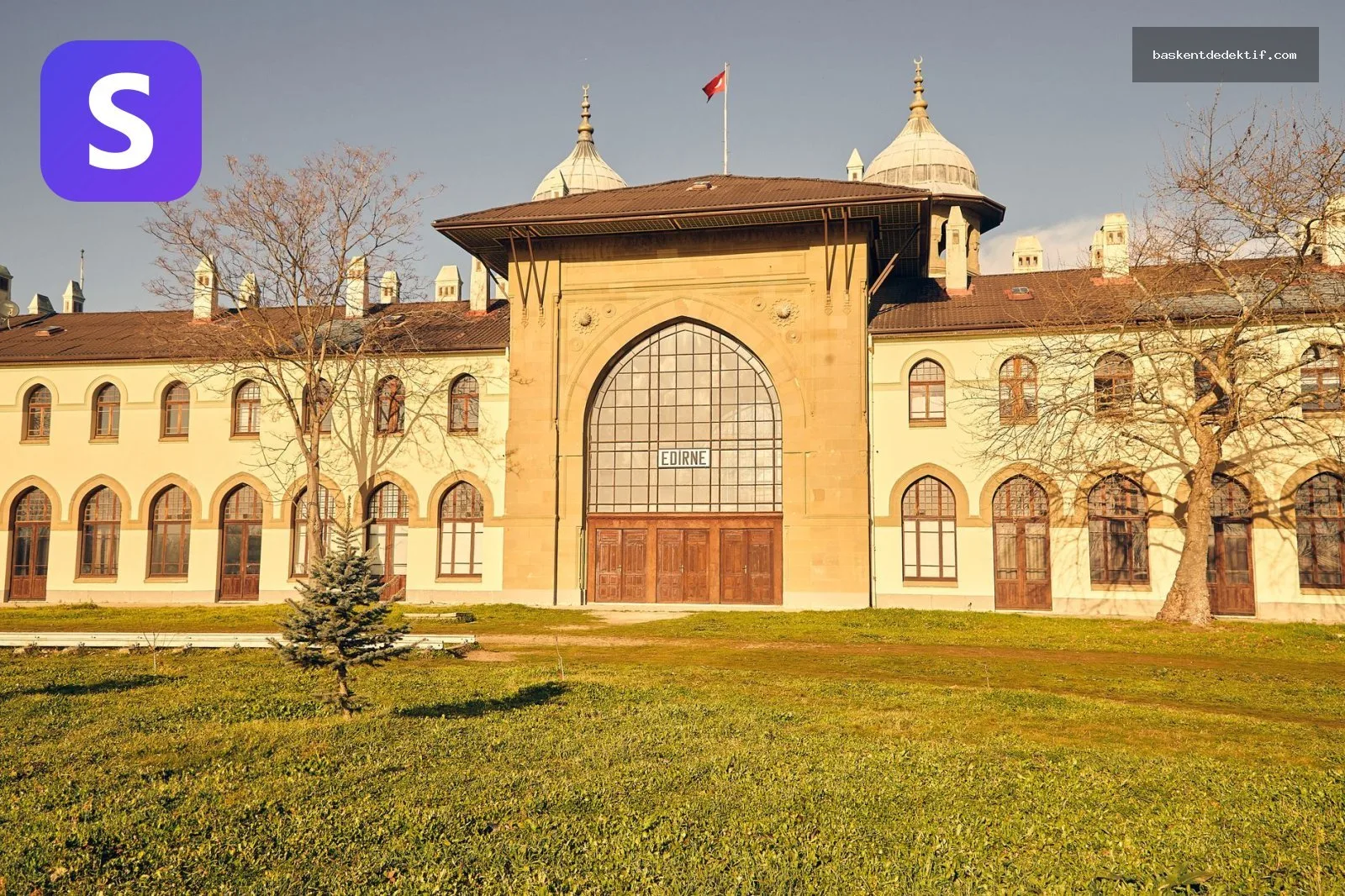 Güneşli Edirne sokaklarında Dedektif Edirne, tarihi yapı önünde duran dedektif