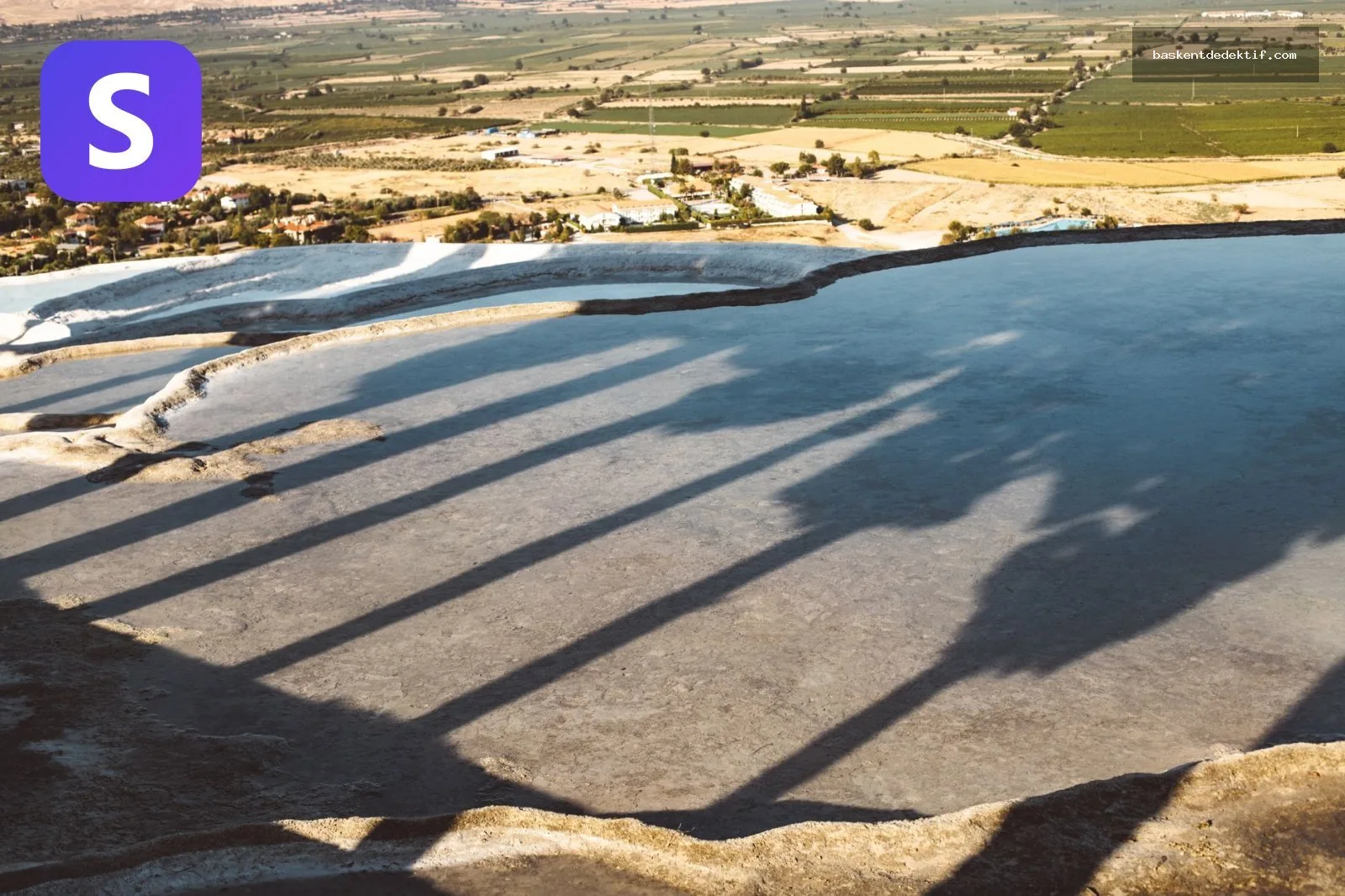 Pamukkale Dedektif eşliğinde muhteşem traverten teraslarının kuş bakışı görünümü