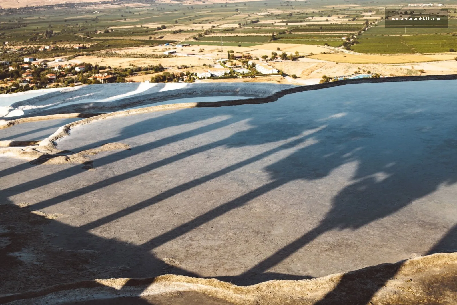 Pamukkale Dedektif travertenlerde güneşli gölgeler