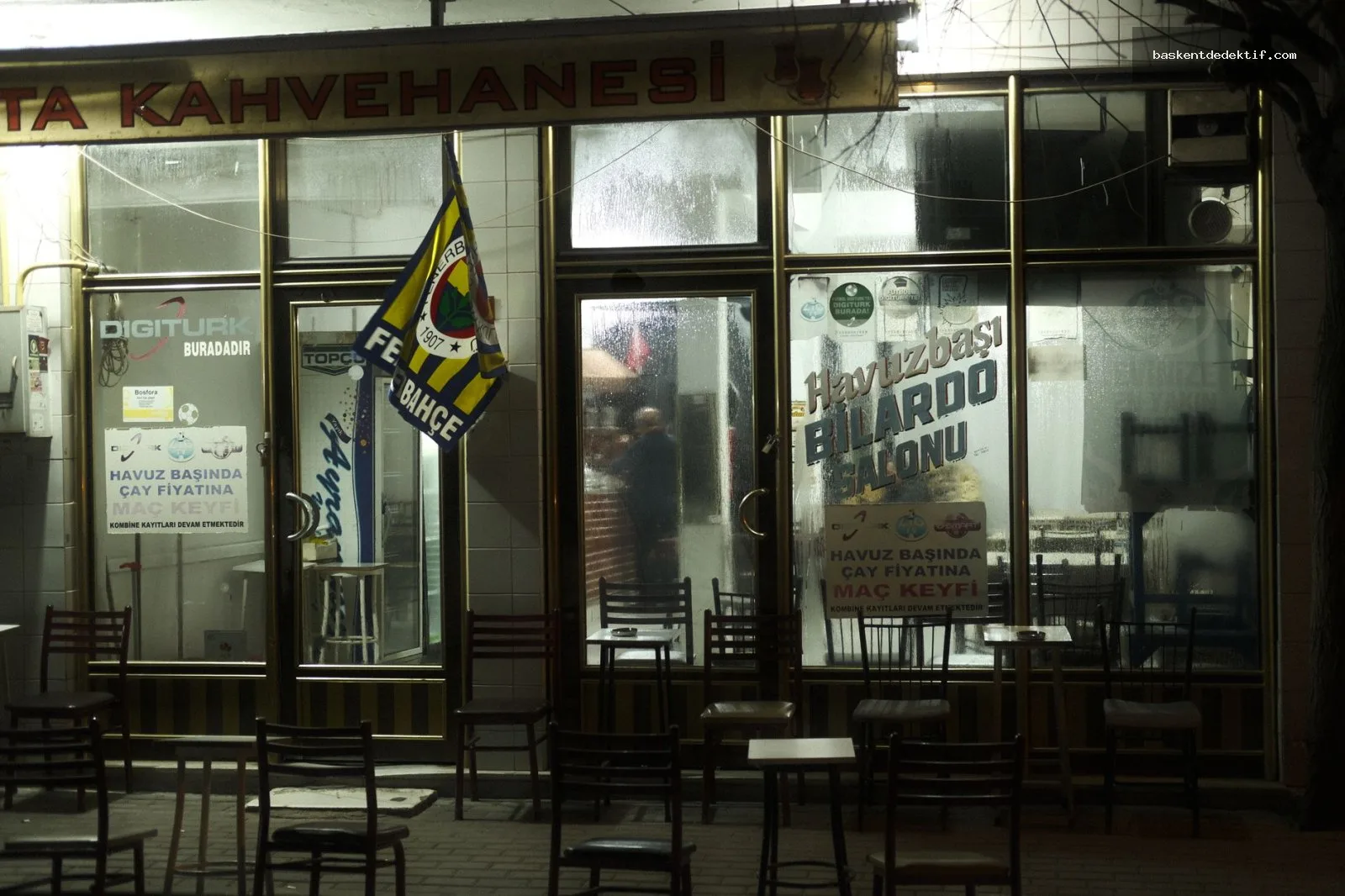 Fenerbeyi aydınlıkta Rize dedektif masasında oturan modern İstanbul kahvesi gece manzarası