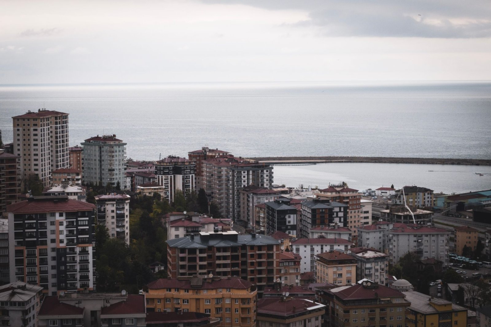 Rize'nin Karadeniz kıyısında görkemli şehir manzarası ve gizli gerçeği aydınlatmak için Rize