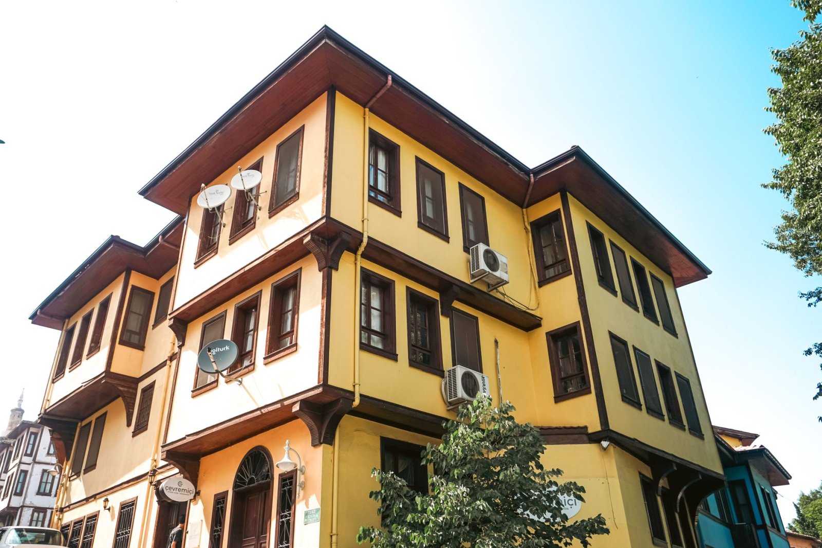 Safranbolu’nun Gizli Gerçeklerini Açığa Çıkaran Özel Dedektif Hizmetleri: Şehrin Sırlarınızı Güvenli Keşfedin 3 Ottoman-era detective house in Safranbolu with intricate wooden details and historic charm