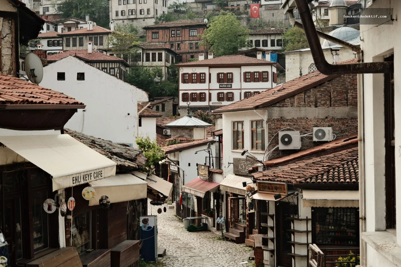 Safranbolu Dedektif: Şehrin Gizli Gerçeklerini Keşfedin ve Yaşamınızı Yeniden Deneyin 3 Safranbolu’nun tarihi Osmanlı mimarisini ve köşkleriyle dolu sakin cadde görüntüsü