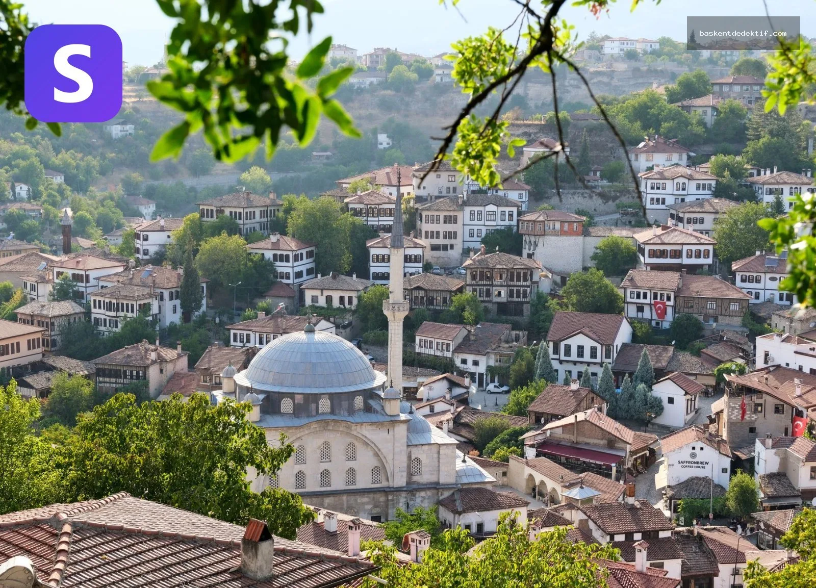 Safranbolu Merkez Dedektif ofisi ve camili tarihi şehir manzarası