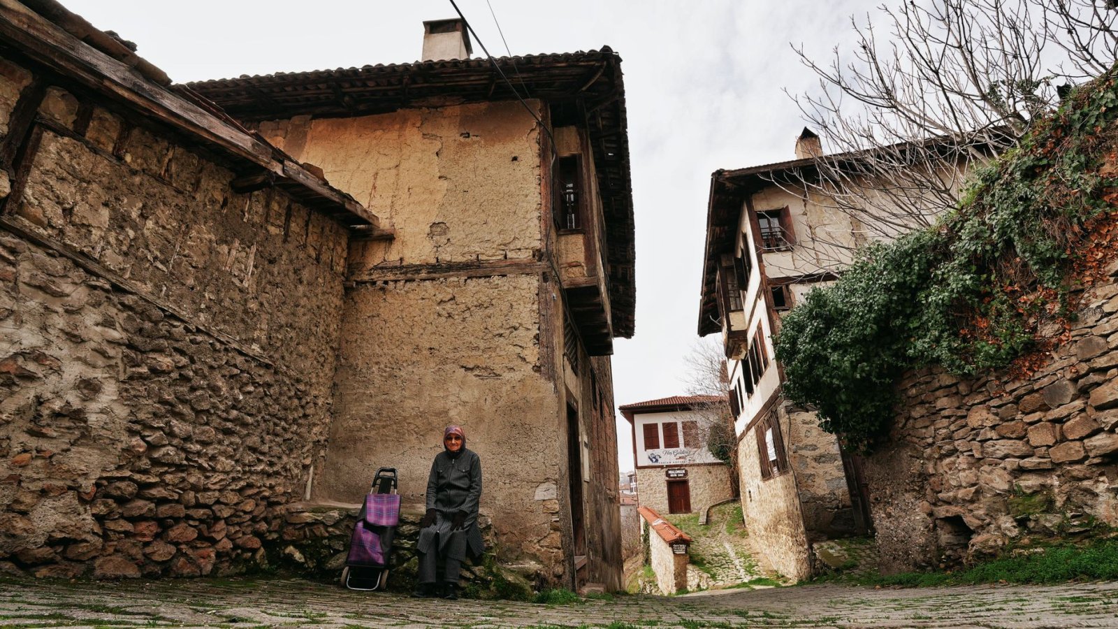 Safranbolu’daki tarihi sokaklarda Osmanlı dönemine ait dedektif maskeyle geleneksel kıyafetli kadın