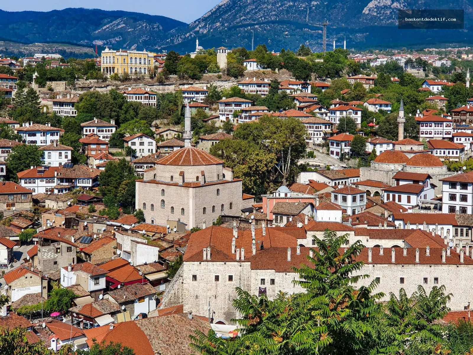 Safranbolu Merkez Dedektif tarihi Osmanlı evleri arasında araştırma yapıyor