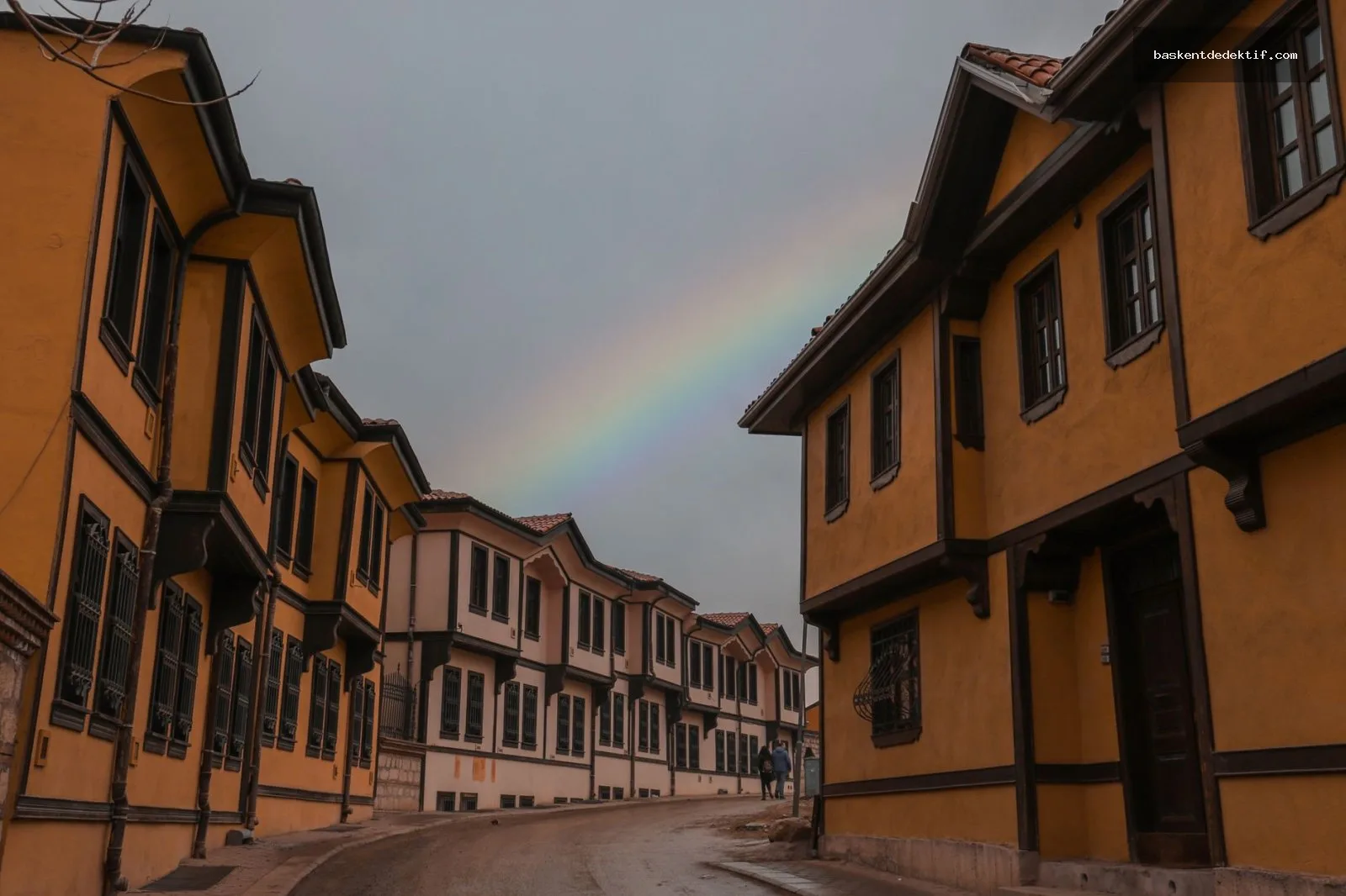 Safranbolu Dedektif: Şehrin Gizli Gerçeklerini Profesyonel Bir Şekilde Keşfedin! 3 Safranbolu’nun tarihi evleri ve renkli bir gökyüzü altında gizli anılar