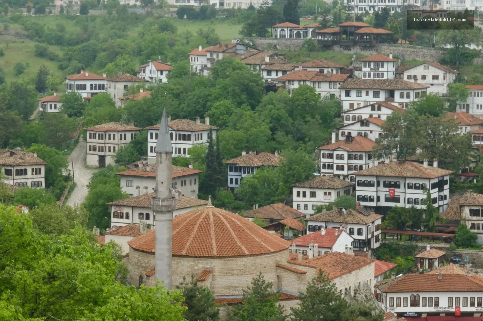 Safranbolu’nun tarihi sokaklarında oturmuş geleneksel Osmanlı evleri ve dedektif safranbolu’nun gizli gerçekleri