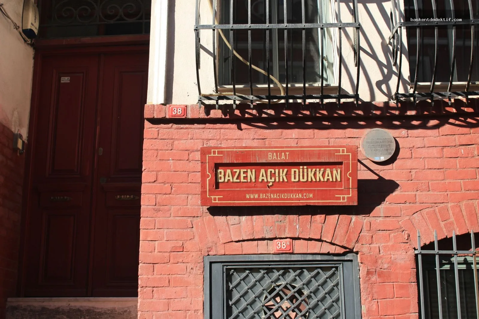 Safranbolu Dedektif: Şehrin Gizli Gerçeklerini Keşfetmek İçin Etik ve Güçlü Araştırmalar 3 Safranbolu Özel Dedektif Safranbolu’nun tarihi Osmanlı dönemindeki gizli dedektif ofisi işaret plakası