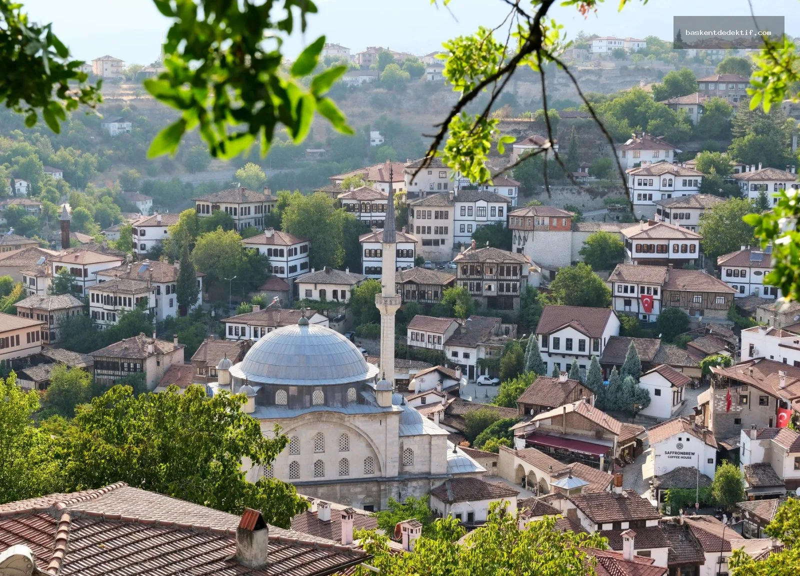 Safranbolu’nun Gizli Gerçekleri: Safranbolu Merkez Dedektif ile Şehrin Sırlarını Keşfedin 3 Safranbolu Dedektif tarihi sokaklarda sırları araştırıyor