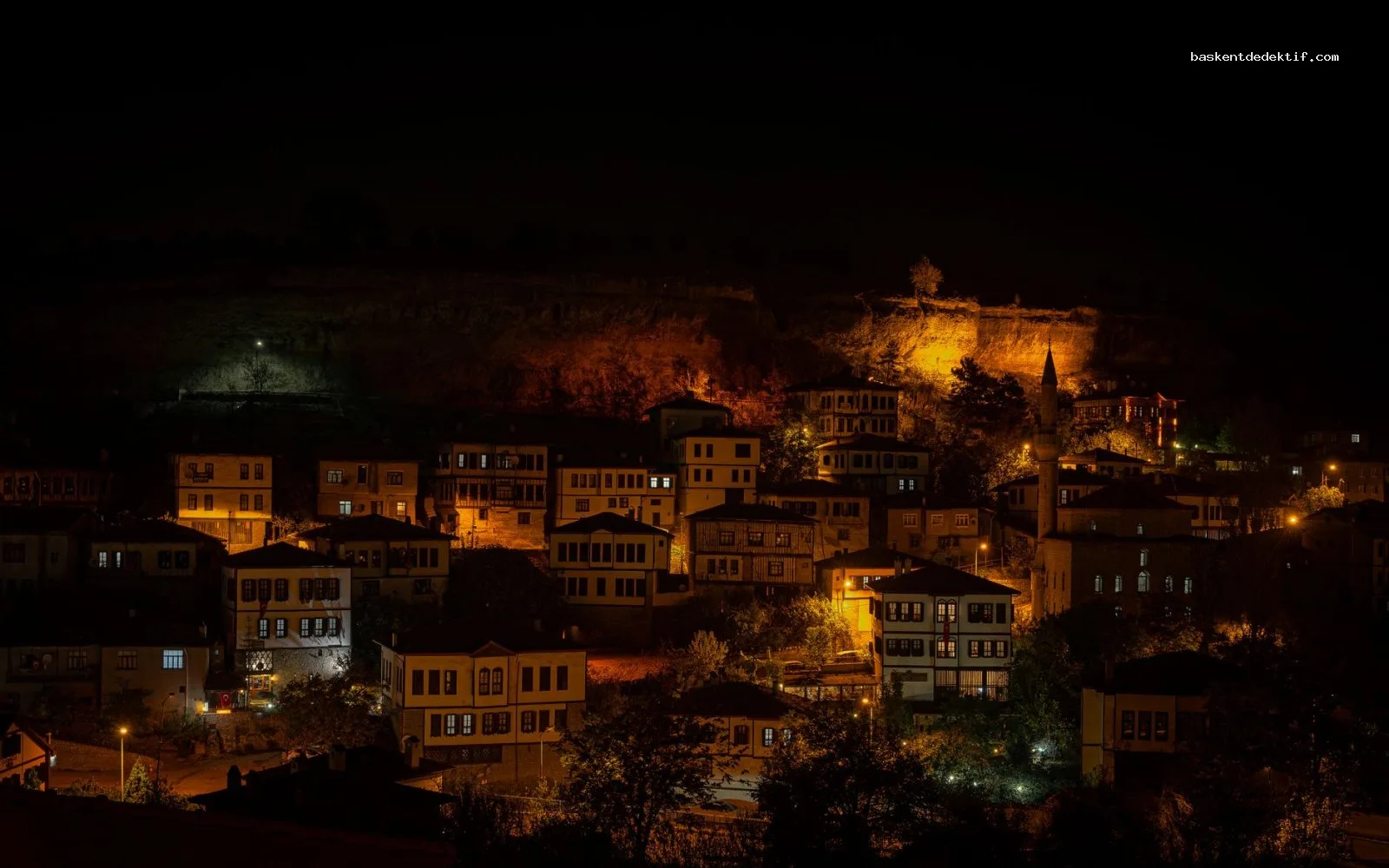 Safranbolu’nun Gizli Gerçekleri: Safranbolu Özel Dedektif ile Şehrin Sırlarını Keşfedin 3 Dedektif Safranbolu Safranbolu’nun tarihi camileri ve dedektif maskeyle gezen esrarlı gece manzarası