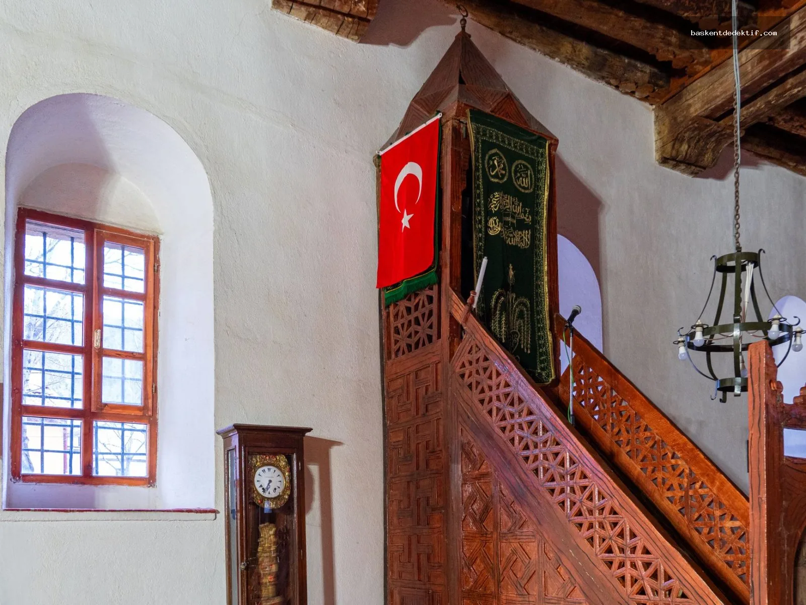 Safranbolu’da Sırlarınızı Aydınlatan Özel Dedektif Hizmetleri: Şehrin Gizemlerini Profesyonel Bir Şekilde Keşfedin 3 Dedektif Safranbolu Ottoman-era detective in Safranbolu’s traditional wooden house with historic charm