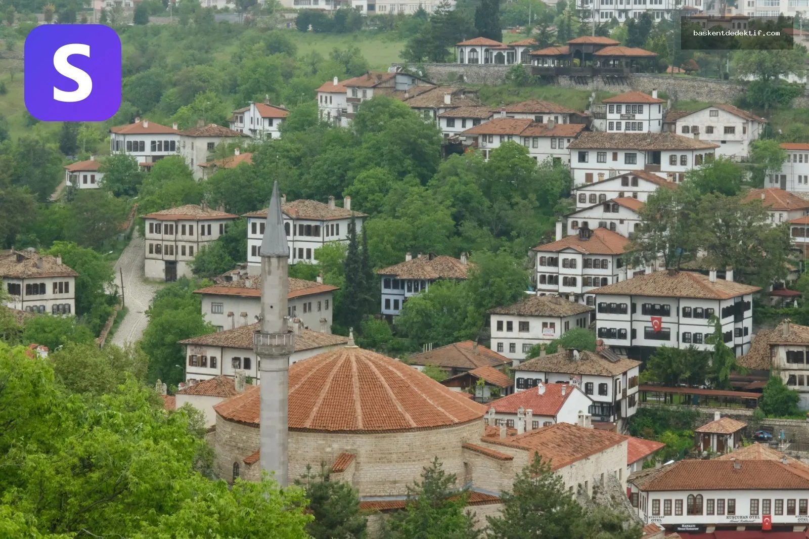 Safranbolu Merkez Dedektif, tarihi evlerin önünde