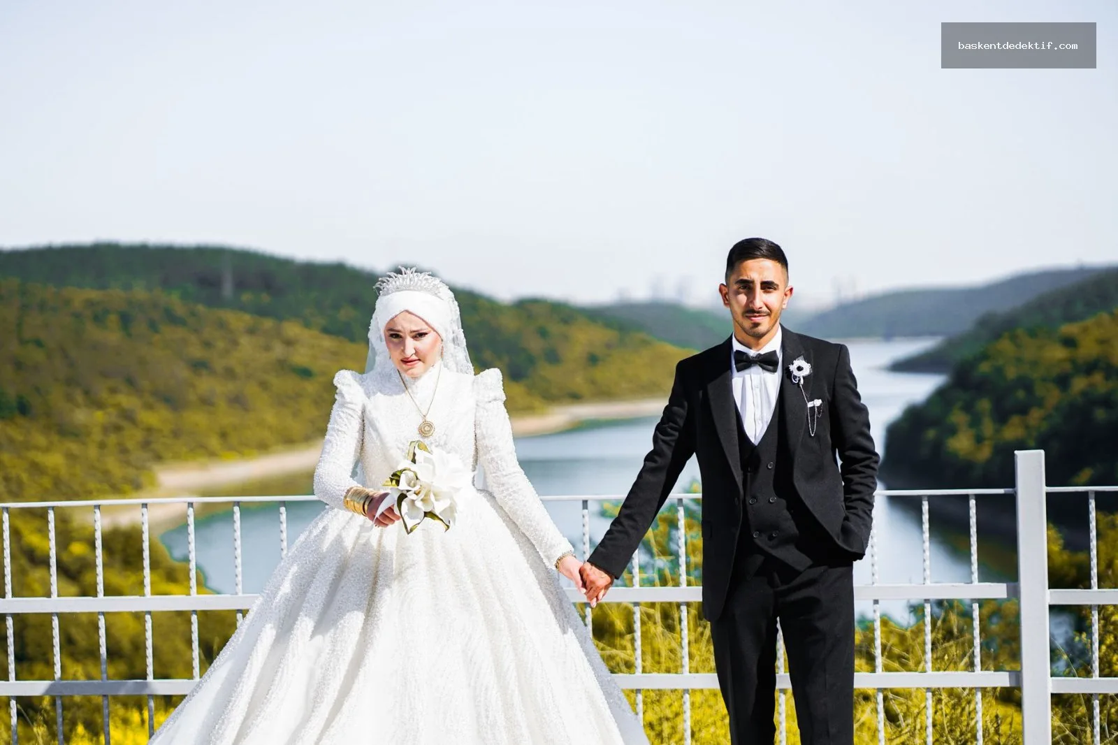 Sakarya evlilik belgeleri ofisinde el ele tutan çiftin güzel fotoğrafı
