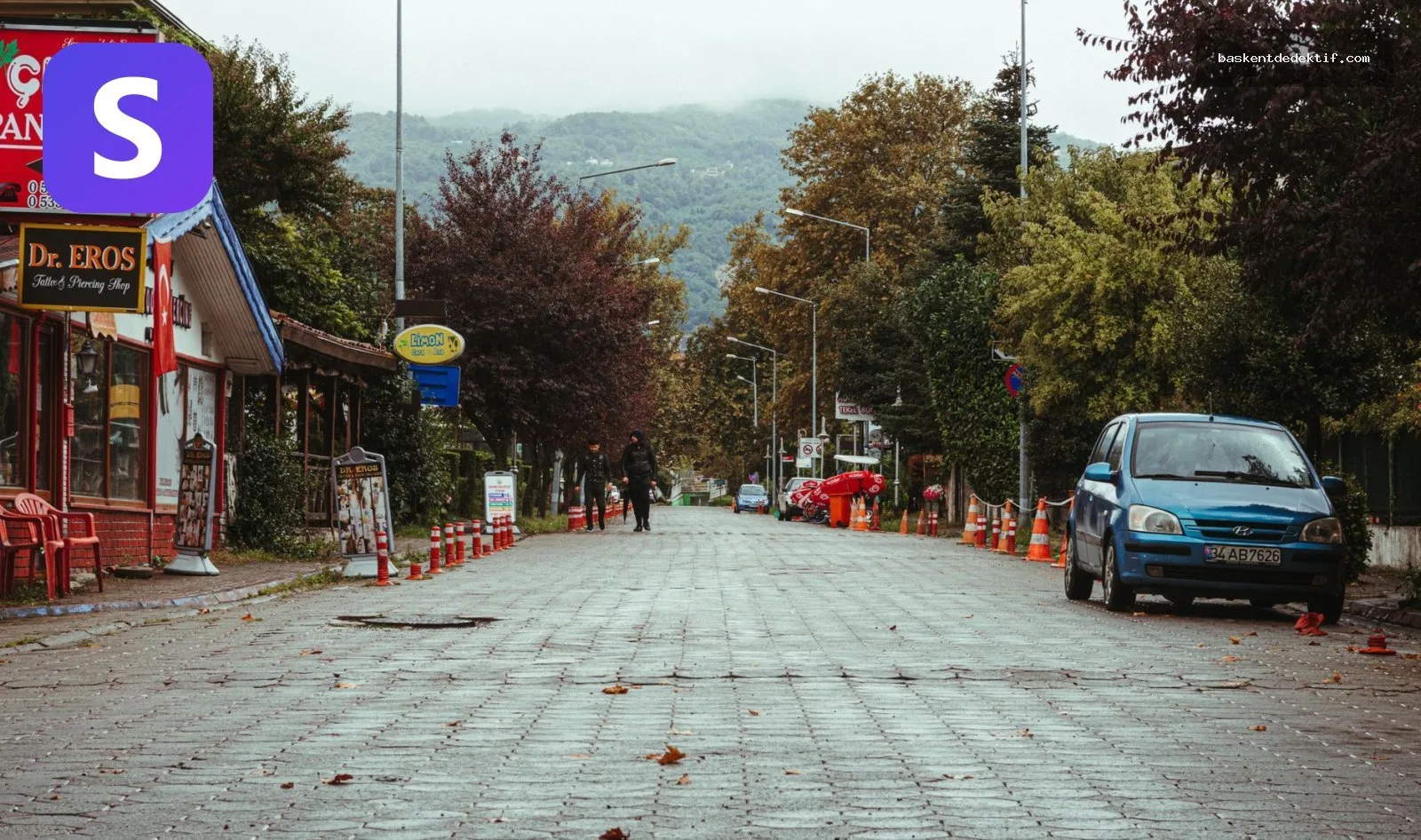 Sakarya Sapanca Dedektif'in bulunduğu sonbahar sokak manzarası